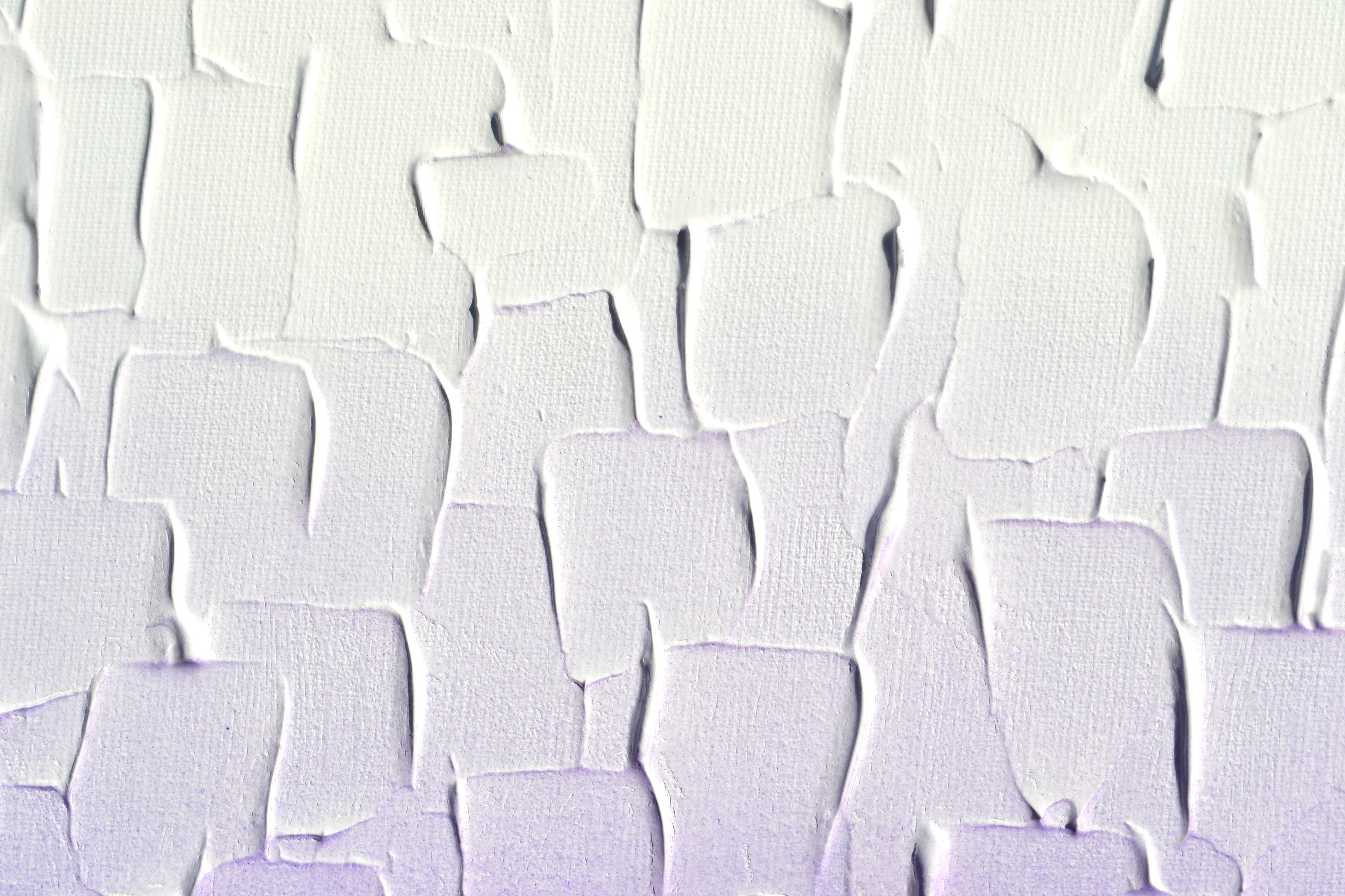 Élevez votre espace avec ce grand tableau abstrait original, dégradé de violet ! Réalisé sur une toile épaisse tendue, les bords sont peints pour un aspect plus soigné. Le vernis brillant protège non seulement des UV et de la poussière, mais