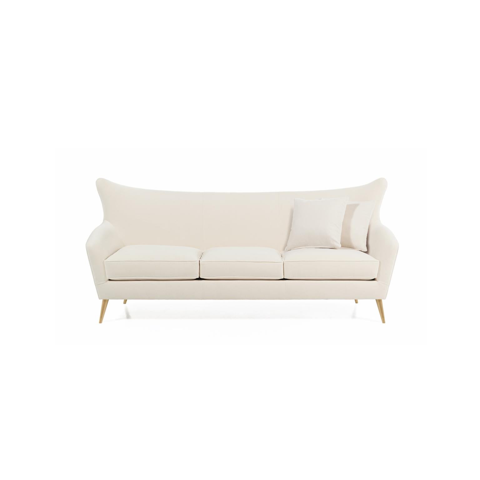 Sophia 210 Sofa by Munna
Dimensions : D 88 x L 210 x H 94 cm. SH : 45 cm.
MATERIAL : Bois, mousse, laiton et tissu d'ameublement.
Finition : Velours de coton, ref. Blanc pur, revêtement CV01 et pieds en laiton poli.

Disponible dans tous les tissus