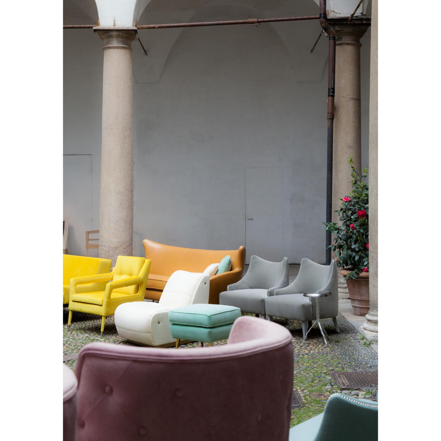 Sillón Sophia by Munna
Dimensiones: P 88 x An 85 x Al 94 cm. SH: 45 cm.
Materiales: Madera, espuma, latón y tapicería.
Acabado: Terciopelo de algodón y latón cepillado.

Disponible en todos los tejidos Munna excepto en Seda salvaje. Disponible en el