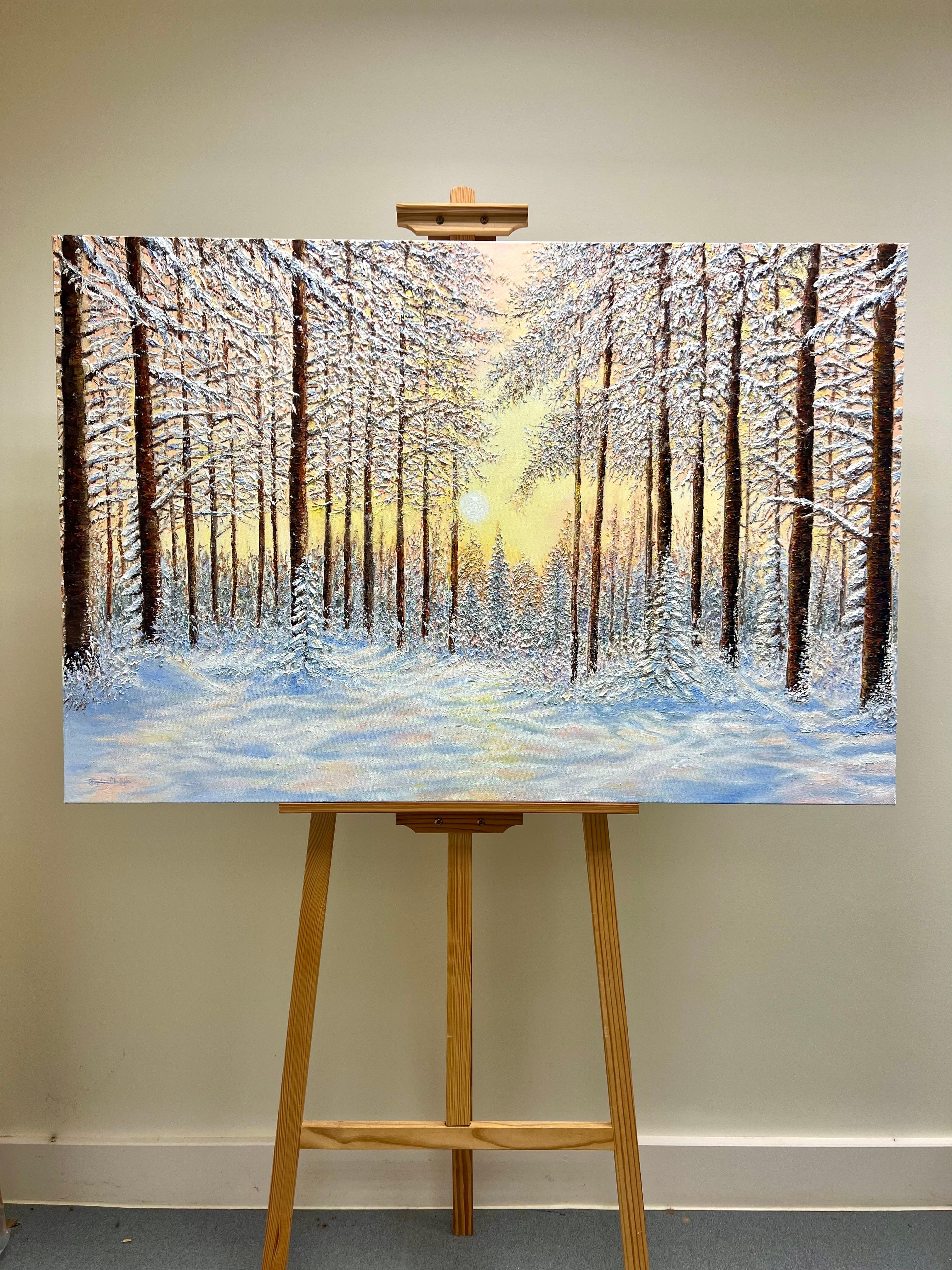 La magia del invierno, de Sophia Chalklen, transporta a los espectadores a un sereno bosque nevado bañado por el suave resplandor de un amanecer dorado. El cuadro capta la tranquila belleza del invierno con altos árboles cubiertos de nieve que se