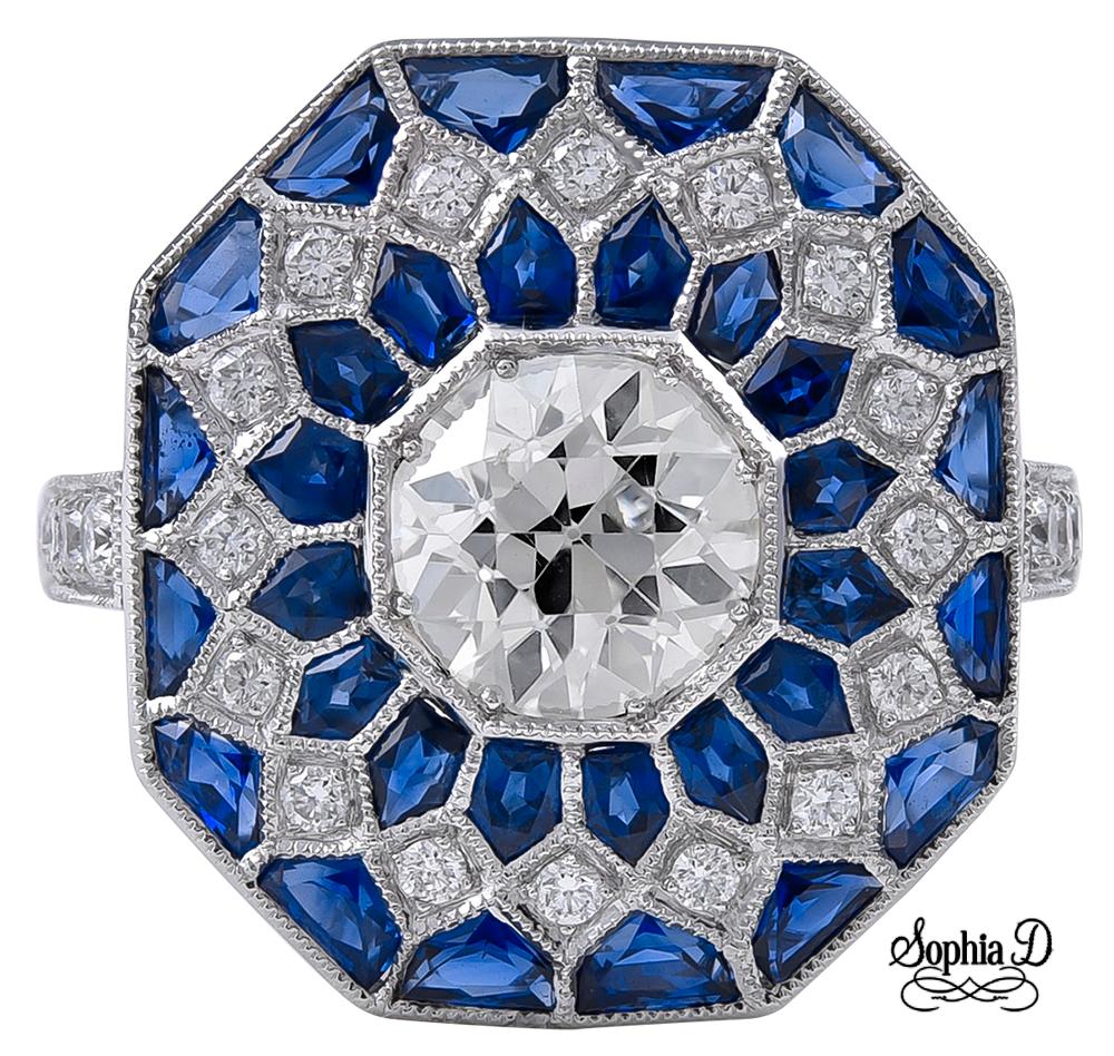 Sophia D Art Deco inspirierter Platinring mit 1,02 Karat Diamanten in der Mitte, akzentuiert mit 1,61 Karat blauen Saphiren und 0,27 Karat Diamanten.

Die Größe ist 6,5 und kann in der Größe geändert werden.

Sophia D von Joseph Dardashti LTD ist