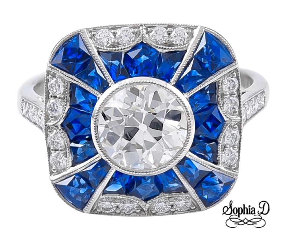 Dieser vom Art déco inspirierte Ring aus Platin ist mit einem 1,08-karätigen Diamanten besetzt, der von 1,50-karätigen blauen Saphiren und 0,22-karätigen umliegenden Diamanten akzentuiert wird.

Sophia D von Joseph Dardashti LTD ist seit 35 Jahren