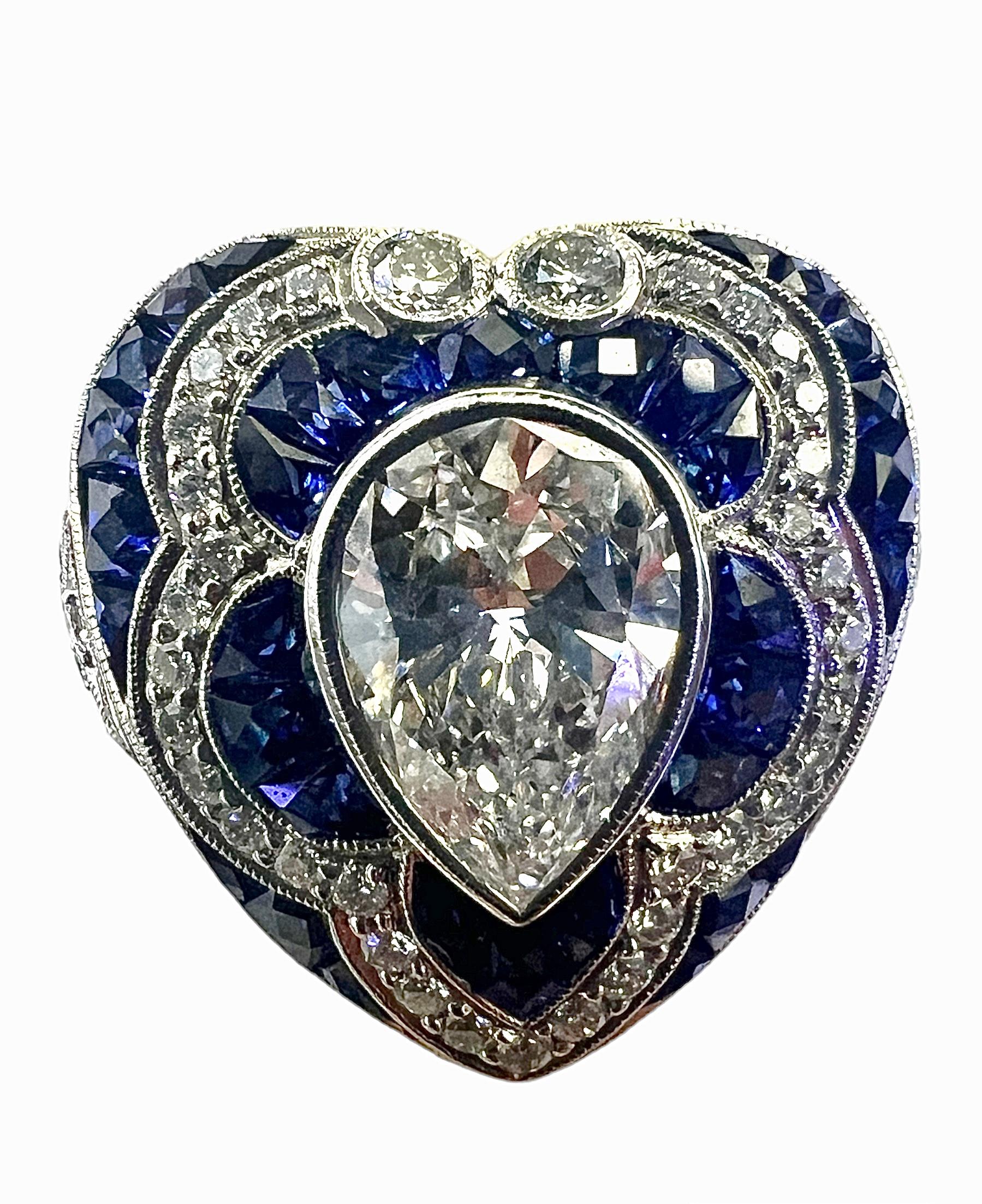 Cette bague en platine d'inspiration art déco, conçue et fabriquée à la main par Sophia D Art, est ornée d'un diamant central en forme de poire de 1,20 carat, rehaussé de petits diamants de 0,30 carat et d'un saphir bleu de 1,20 carat.

Sophia D by
