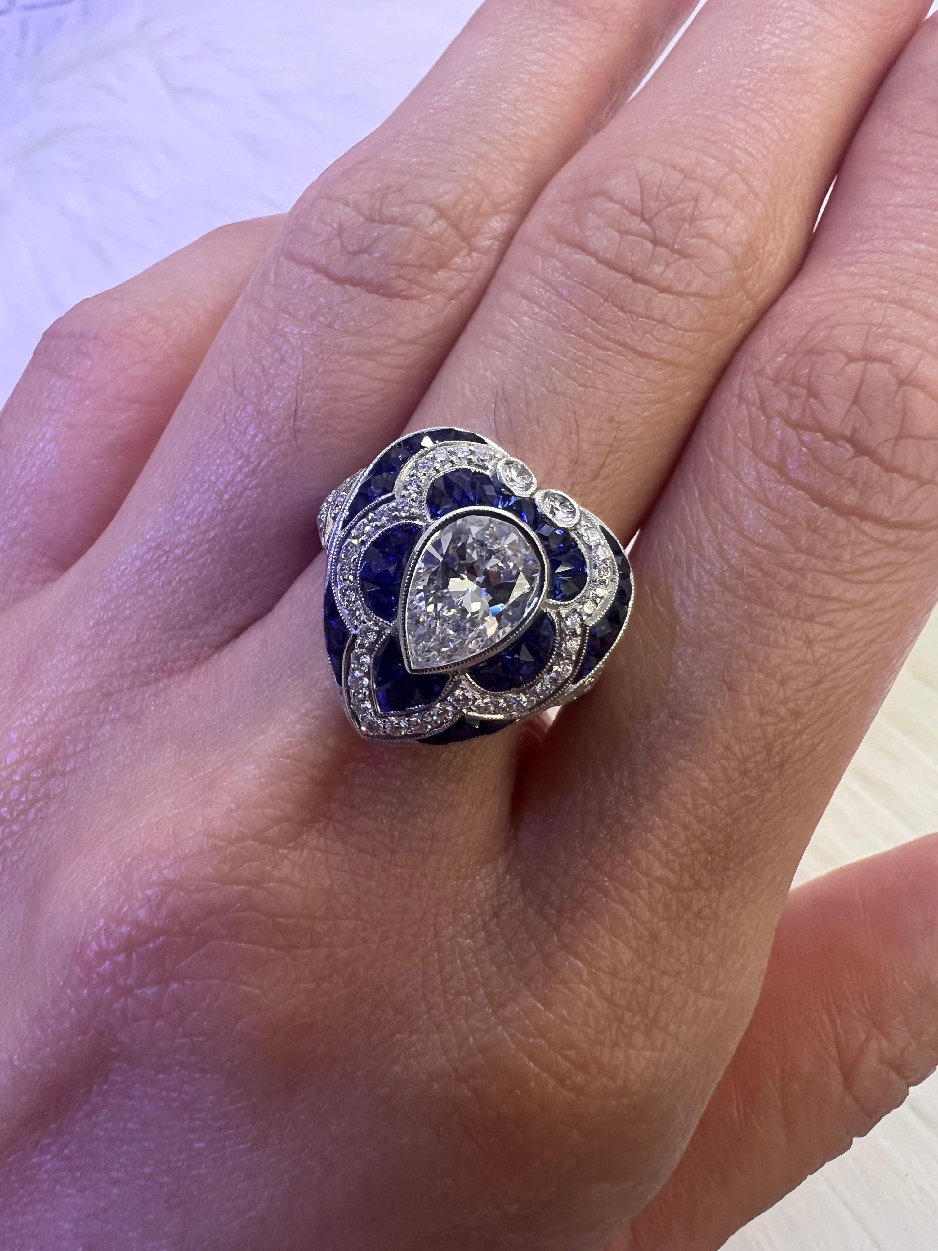 Taille poire Bague Sophia D. 1,20 carat diamant en forme de poire et saphir bleu  en vente