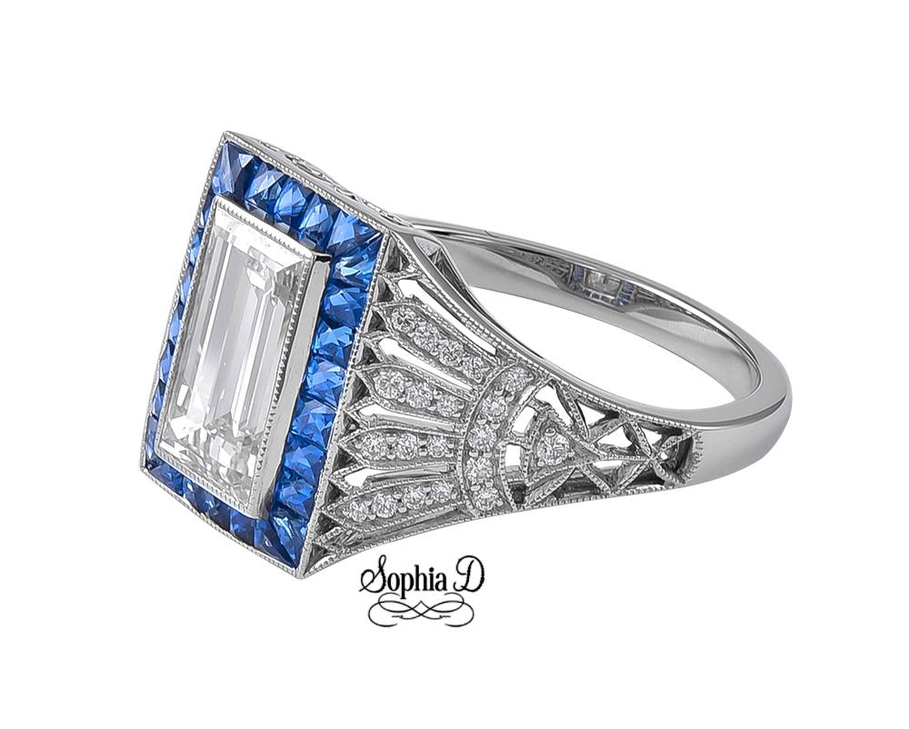 Cette bague en platine d'inspiration Art déco signée Sophia D Art est ornée d'un diamant central de 1,34 carat rehaussé d'un saphir bleu de 0,55 carat et de petits diamants de 0,12 carat. Disponible pour le redimensionnement.

Sophia D by Joseph