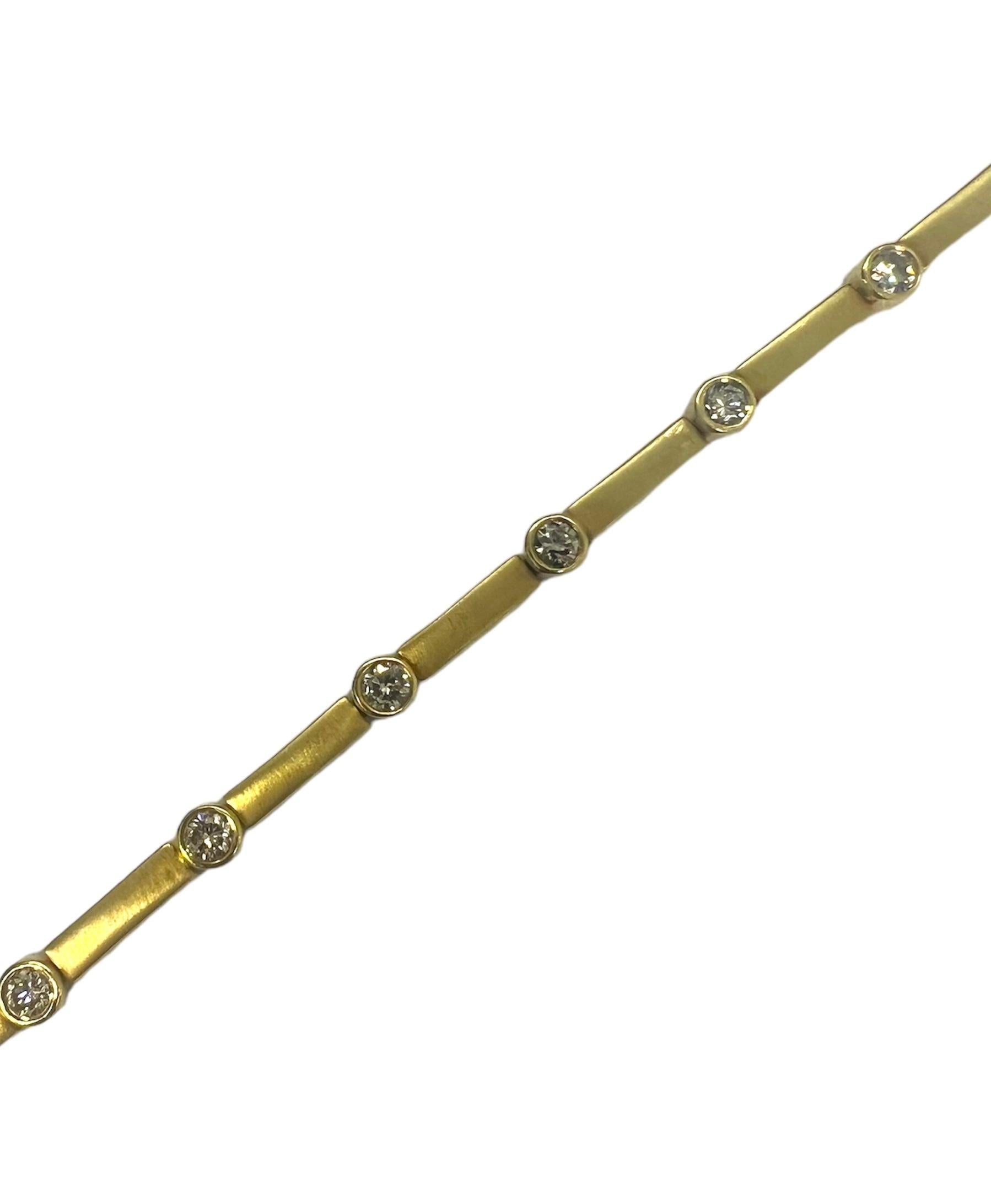 Ein Armband aus 14 Karat Gelbgold mit runden Diamanten.

Sophia D von Joseph Dardashti LTD ist seit 35 Jahren weltweit bekannt und lässt sich vom klassischen Art-Déco-Design inspirieren, das mit modernen Fertigungstechniken verschmilzt.
