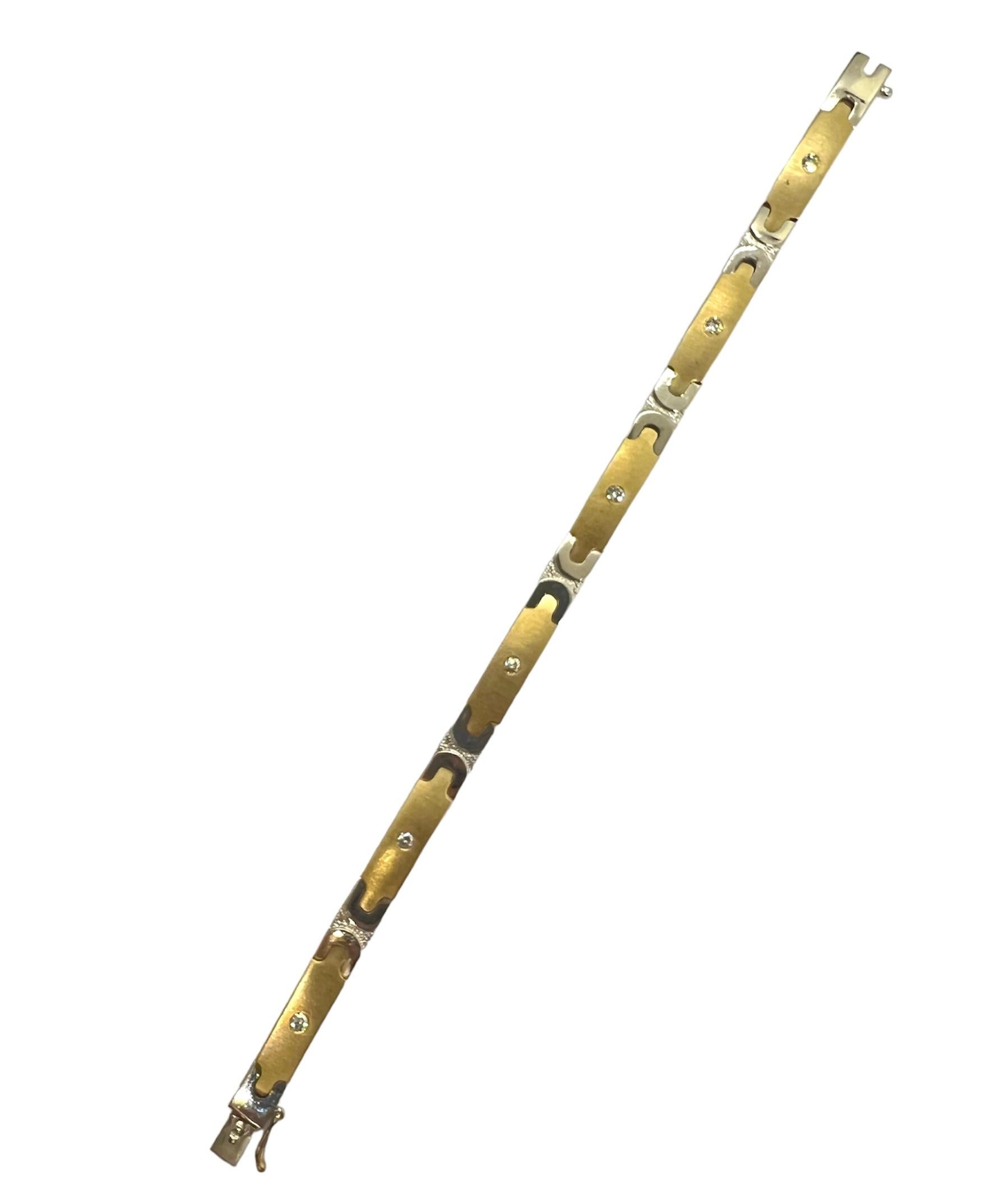 Bracelet en or jaune et or blanc 14K avec diamants ronds.

Sophia D est connue dans le monde entier depuis plus de 40 ans en raison de sa riche histoire en matière de design et de qualité d'exécution. De l'art déco à la reproduction antique, ces