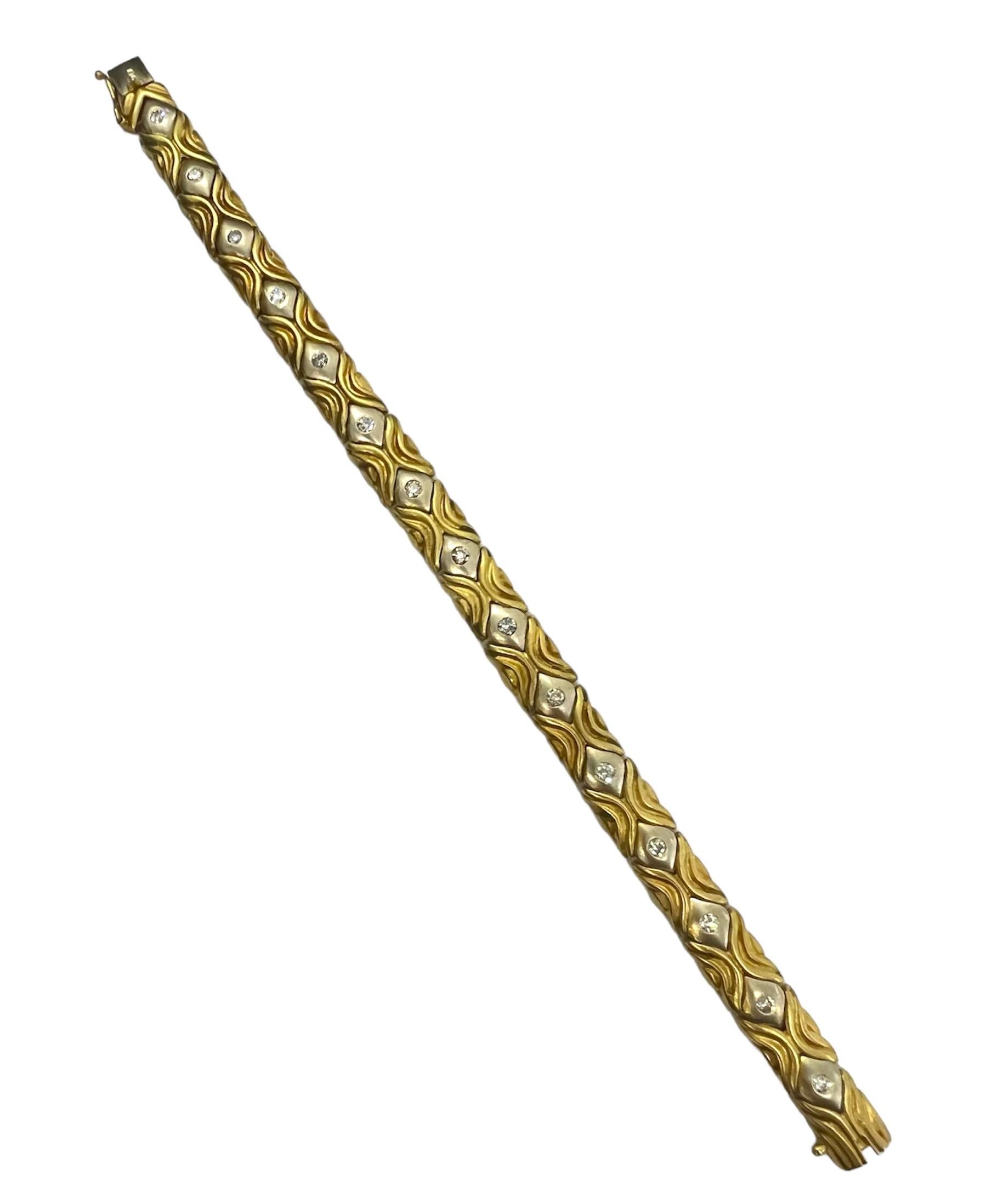 Armband aus 14 Karat Gelbgold und Weißgold mit Diamanten.

Sophia D von Joseph Dardashti LTD ist seit 35 Jahren weltweit bekannt und lässt sich vom klassischen Art-Déco-Design inspirieren, das mit modernen Fertigungstechniken verschmilzt.
