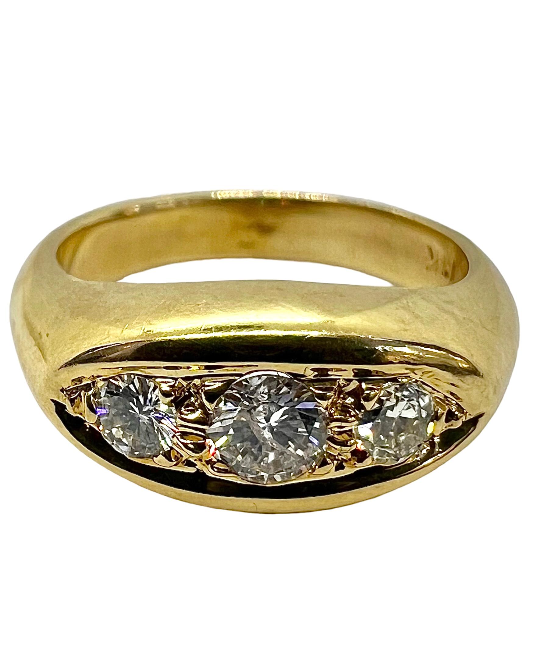 Ring aus 14K Gelbgold mit 3 runden Diamanten.

Sophia D von Joseph Dardashti LTD ist seit 35 Jahren weltweit bekannt und lässt sich vom klassischen Art-Déco-Design inspirieren, das mit modernen Fertigungstechniken verschmilzt. 