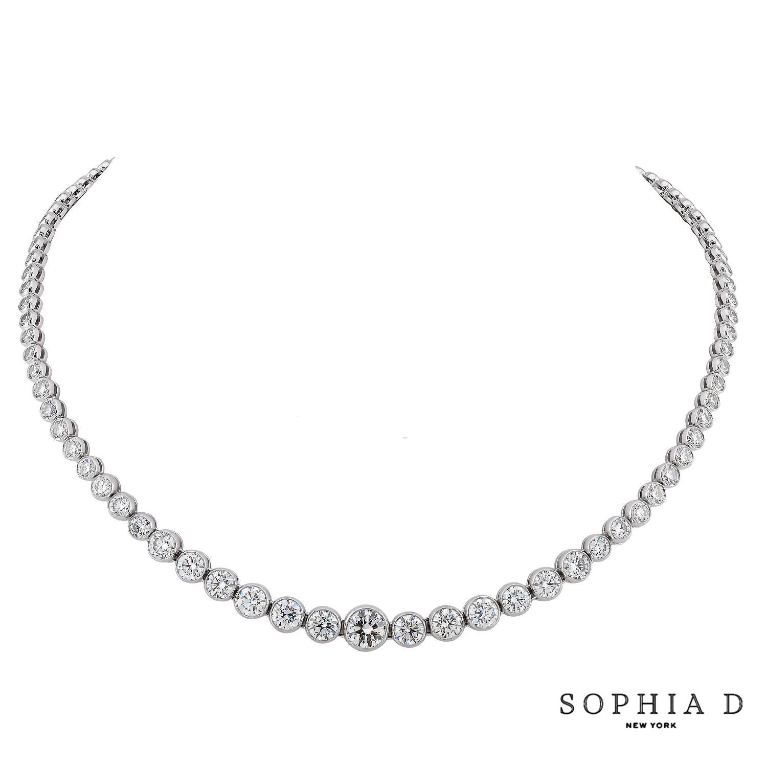 La collana tennis Sophia D in platino ha un design raffinato con 17,02 carati di diamanti incastonati nel resistente platino. La sua sobria eleganza e la sua lavorazione impeccabile lo rendono un pezzo versatile che può completare sia i look formali