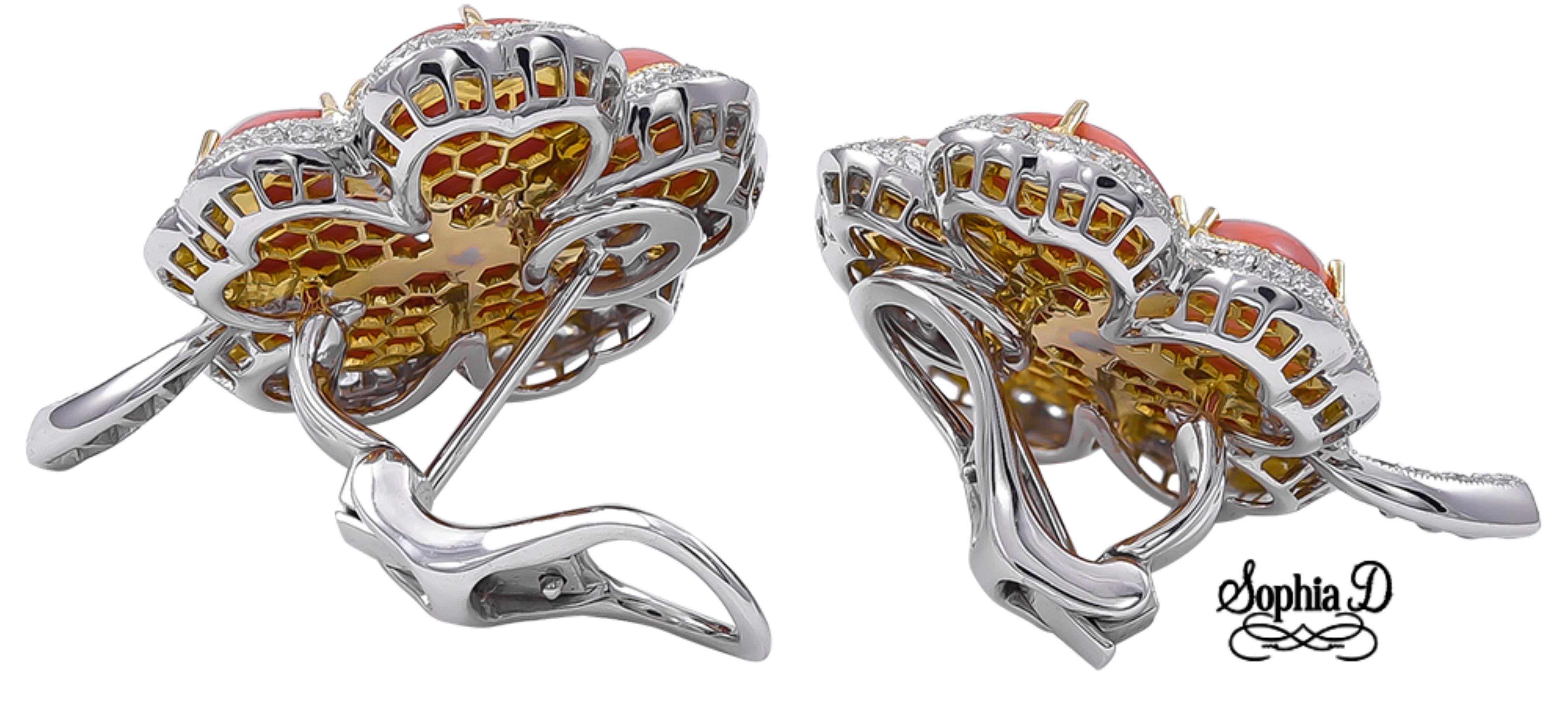 Ces boucles d'oreilles Sophia D. présentent 25,78 carats de corail vibrant serti dans de l'or jaune 18 carats, accentué par 1,32 carats de diamants étincelants. Mélange parfait de couleur et d'élégance, elles sont idéales pour les occasions