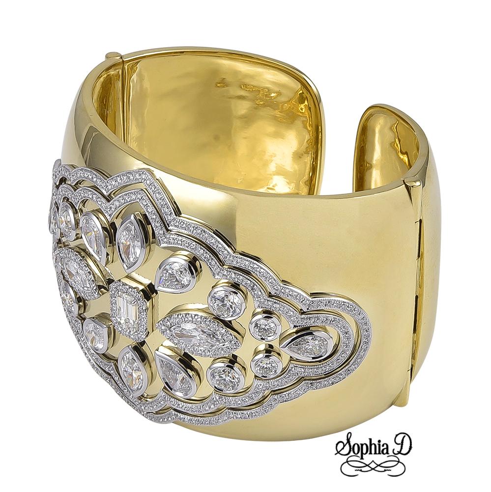 Il bracciale Sophia D. in oro giallo 18 carati presenta 13,97 carati di diamanti taglio fantasia e 2,70 carati di diamanti più piccoli. 

Sophia D è conosciuta in tutto il mondo da oltre 40 anni per la sua ricca storia di design e qualità