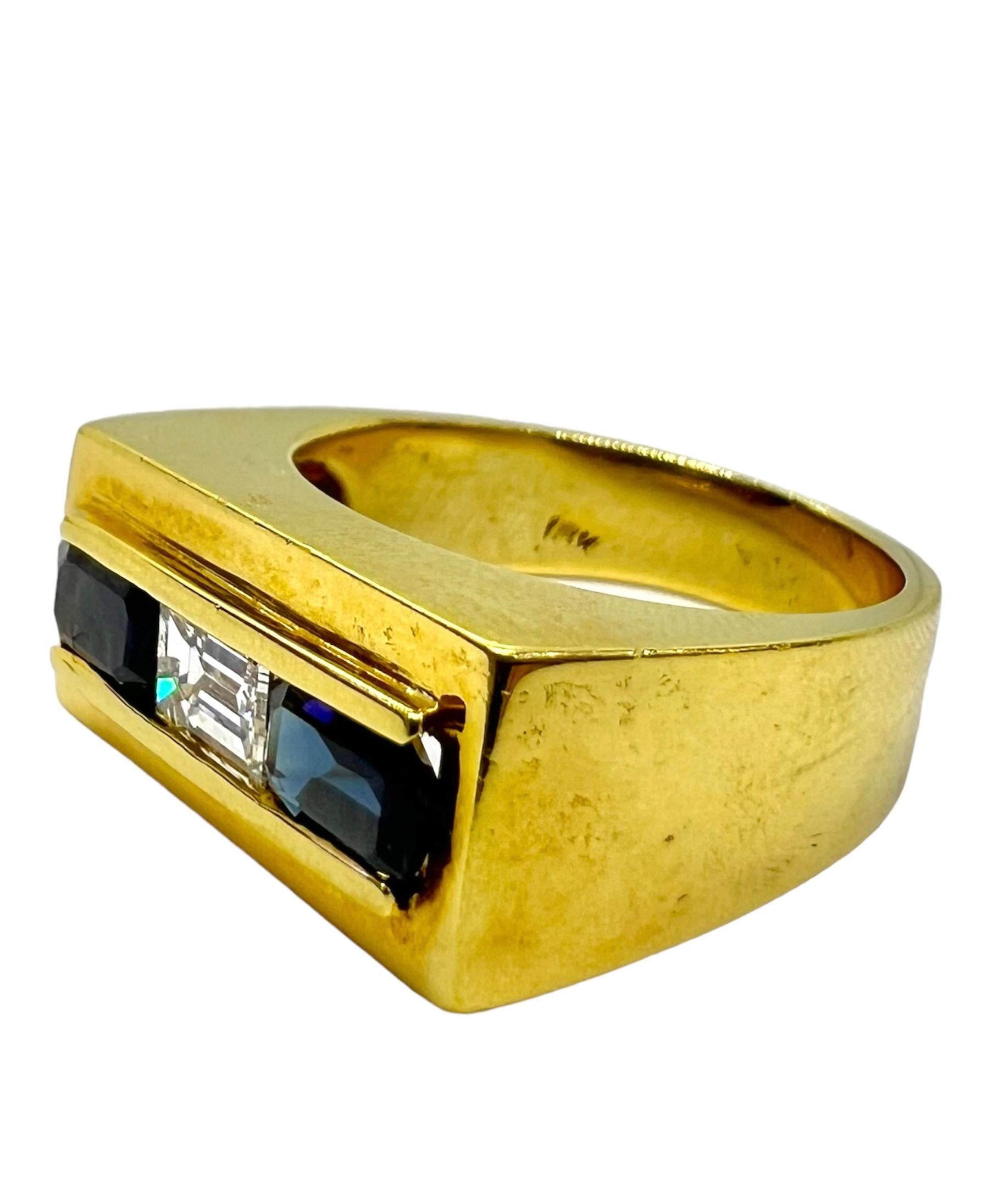 Ring aus 18 Karat Gelbgold mit einem Diamanten im Smaragdschliff, der mit 2 blauen Saphiren besetzt ist.

Sophia D von Joseph Dardashti LTD ist seit 35 Jahren weltweit bekannt und lässt sich vom klassischen Art-Déco-Design inspirieren, das mit