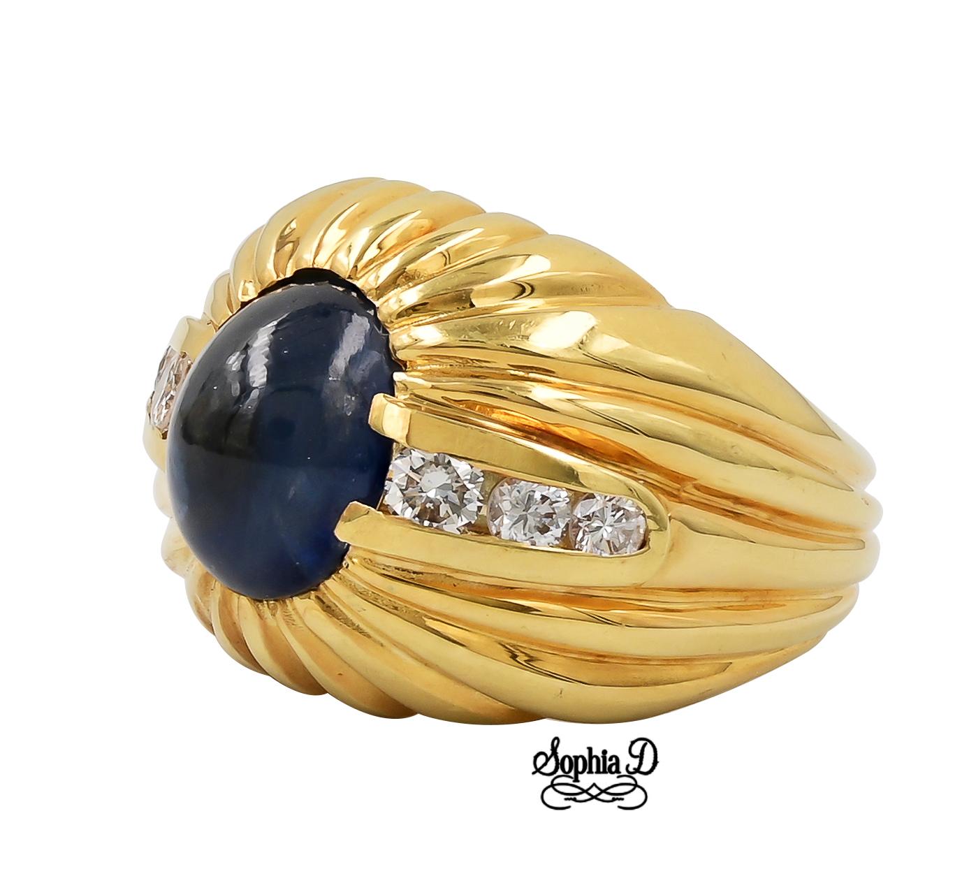 Bague en or jaune 18K avec saphir bleu et diamant.

Sophia D by Joseph Dardashti Ltd est connue dans le monde entier depuis 35 ans et s'inspire du design classique de l'Art déco qui fusionne avec les techniques de fabrication modernes.  