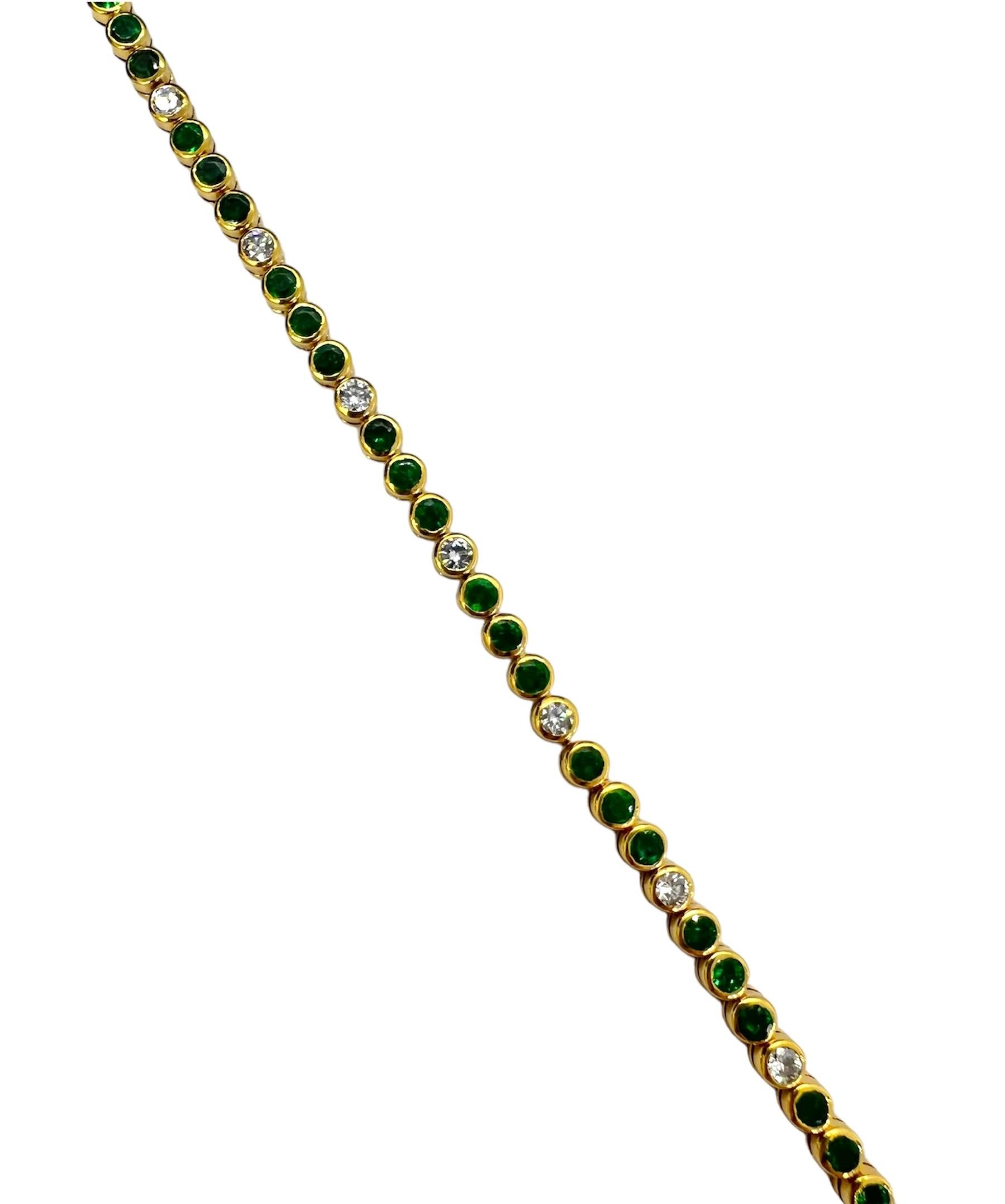 Armband aus 18 Karat Gelbgold mit runden Diamanten und Smaragden.

Sophia D von Joseph Dardashti LTD ist seit 35 Jahren weltweit bekannt und lässt sich vom klassischen Art-Déco-Design inspirieren, das mit modernen Fertigungstechniken verschmilzt.
