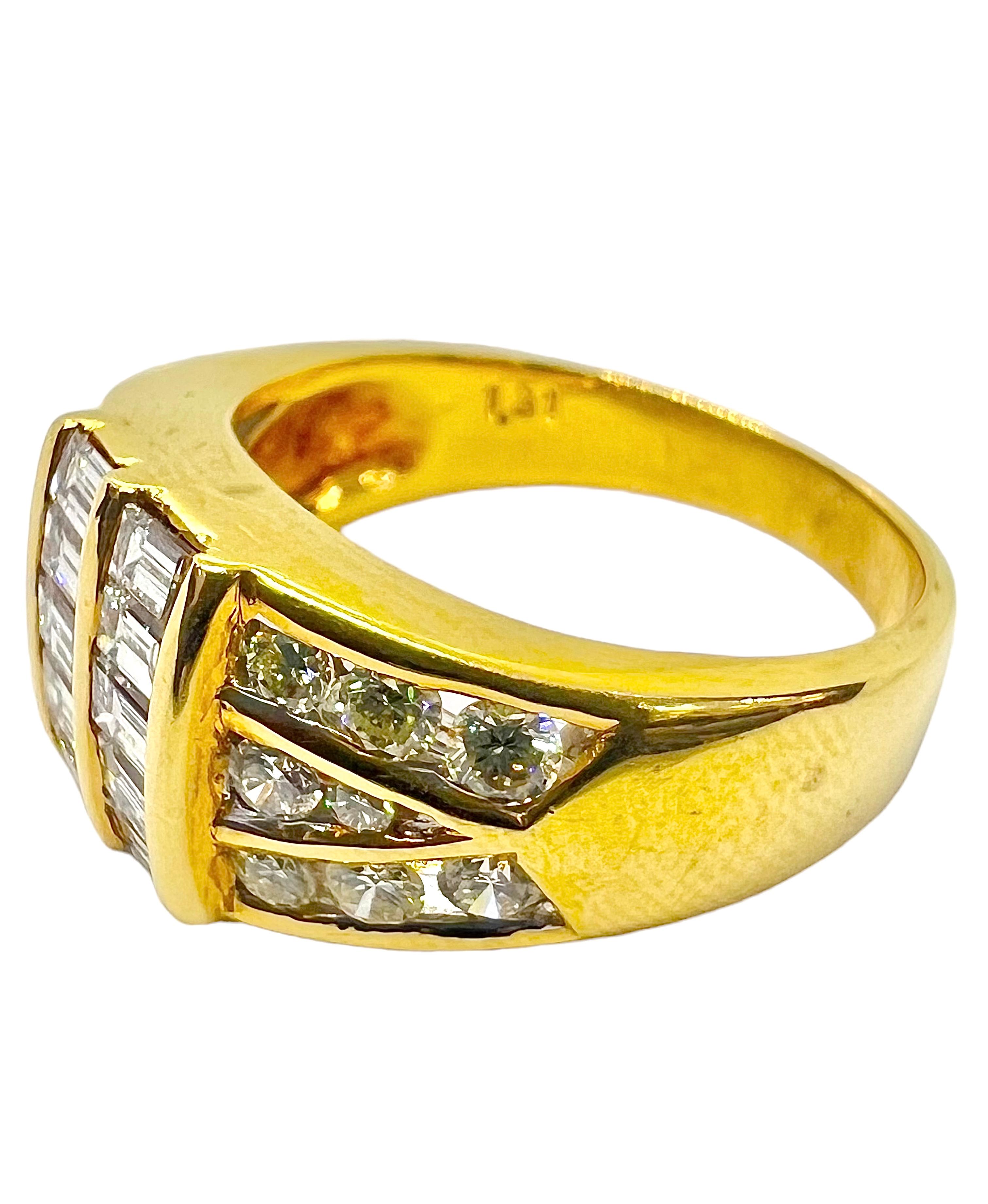 Ring aus 18 Karat Gelbgold mit Diamanten im Smaragdschliff und runden Diamanten.

Sophia D von Joseph Dardashti LTD ist seit 35 Jahren weltweit bekannt und lässt sich vom klassischen Art-Déco-Design inspirieren, das mit modernen Fertigungstechniken