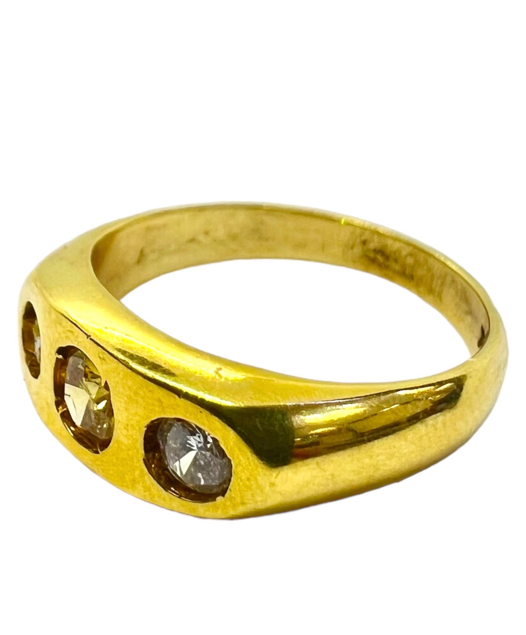 Ring aus 18 Karat Gelbgold mit weißen Diamanten und gelben Diamanten.

Sophia D von Joseph Dardashti LTD ist seit 35 Jahren weltweit bekannt und lässt sich vom klassischen Art-Déco-Design inspirieren, das mit modernen Fertigungstechniken