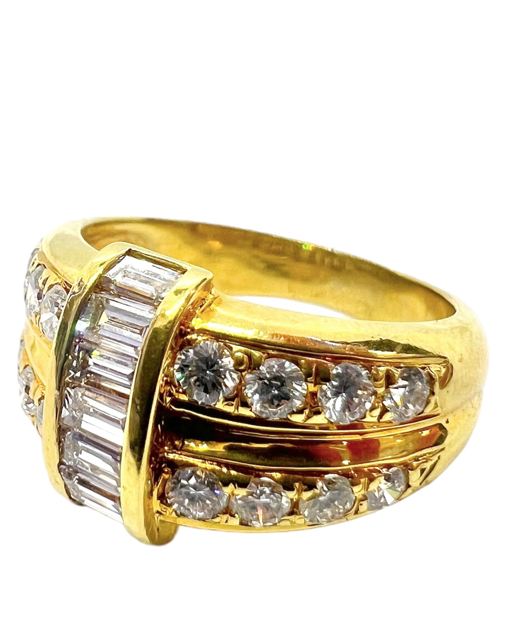 Ring aus 18 Karat Gelbgold mit kleinen runden Diamanten und Diamanten im Baguetteschliff.

Sophia D von Joseph Dardashti LTD ist seit 35 Jahren weltweit bekannt und lässt sich vom klassischen Art-Déco-Design inspirieren, das mit modernen
