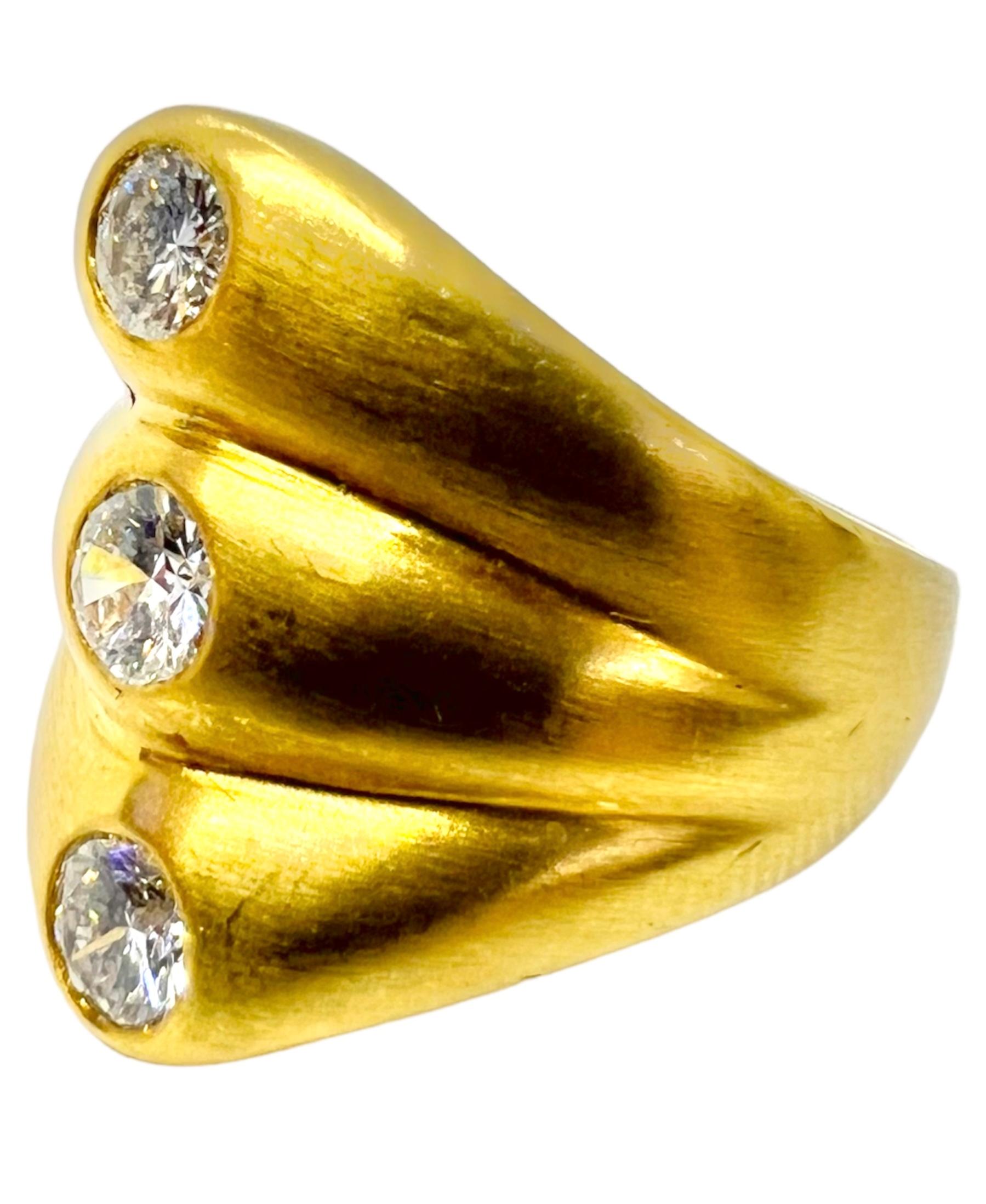 Ring aus 18 Karat Gelbgold mit 3 runden Diamanten.

Sophia D von Joseph Dardashti LTD ist seit 35 Jahren weltweit bekannt und lässt sich vom klassischen Art-Déco-Design inspirieren, das mit modernen Fertigungstechniken verschmilzt.  
