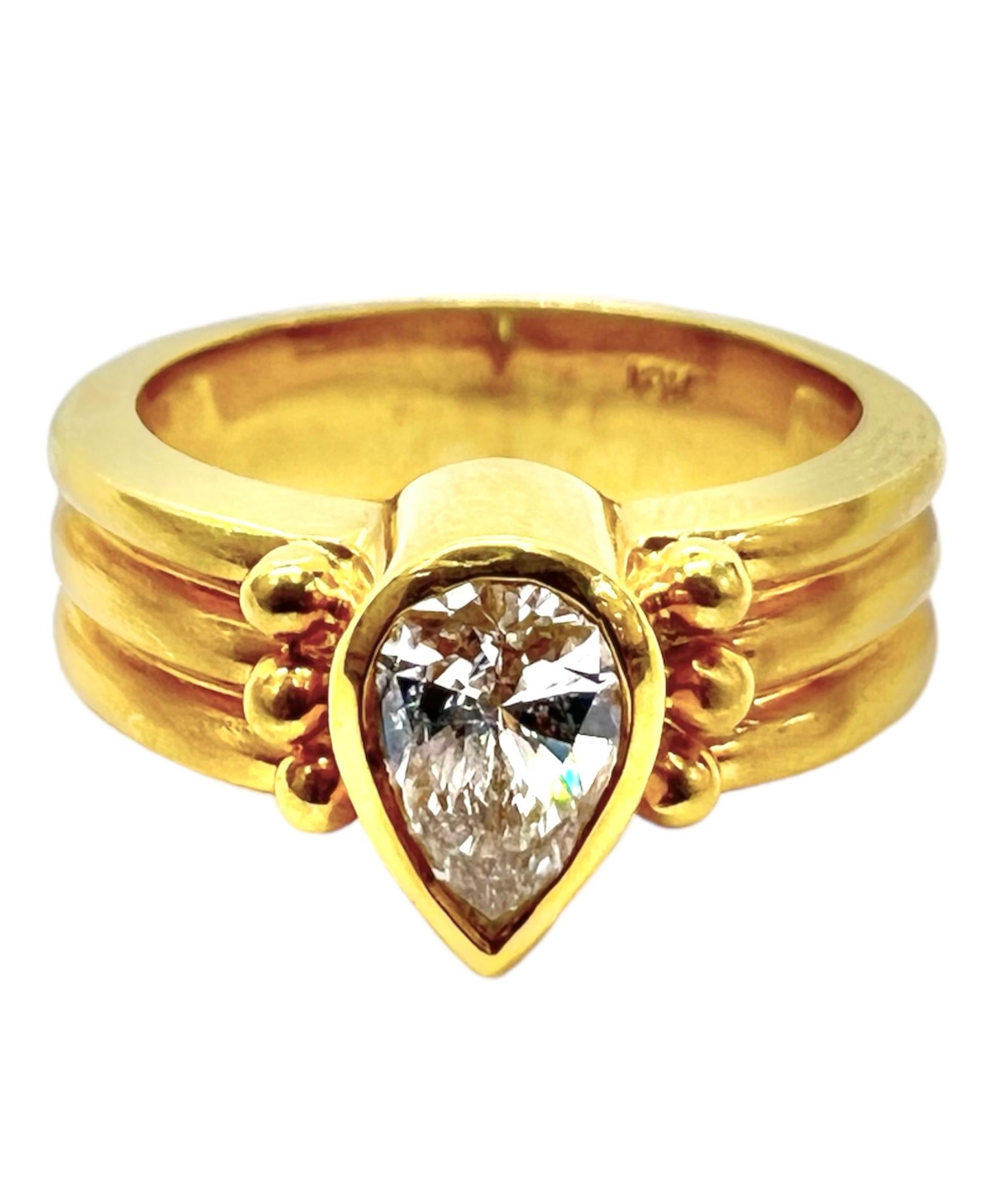 Ring aus 18 Karat Gelbgold mit birnenförmigem Diamanten.

Sophia D von Joseph Dardashti LTD ist seit 35 Jahren weltweit bekannt und lässt sich vom klassischen Art-Déco-Design inspirieren, das mit modernen Fertigungstechniken verschmilzt.  