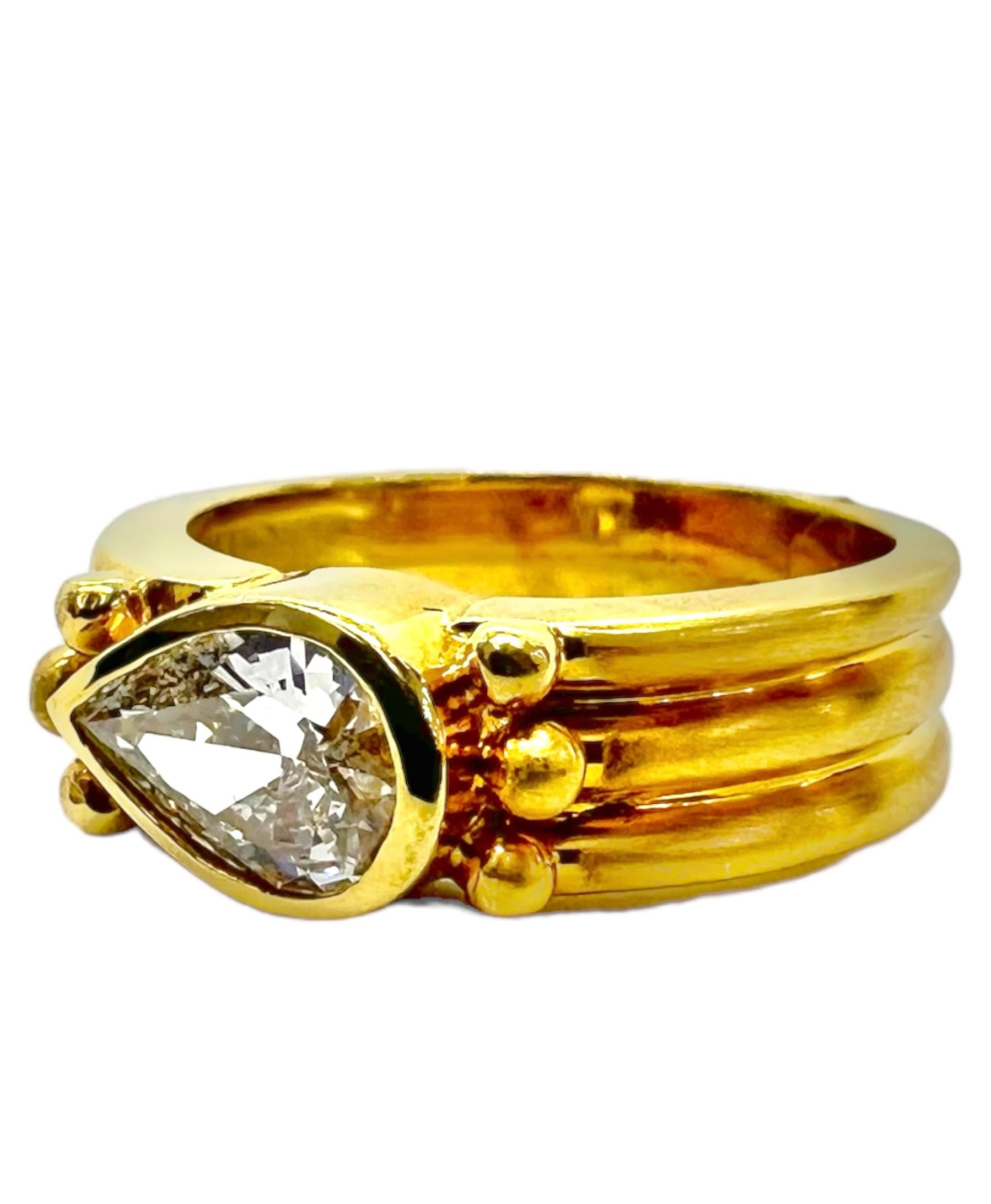 Ring aus 18 Karat Gelbgold mit birnenförmigem Diamanten.

Sophia D von Joseph Dardashti LTD ist seit 35 Jahren weltweit bekannt und lässt sich vom klassischen Art-Déco-Design inspirieren, das mit modernen Fertigungstechniken verschmilzt.  