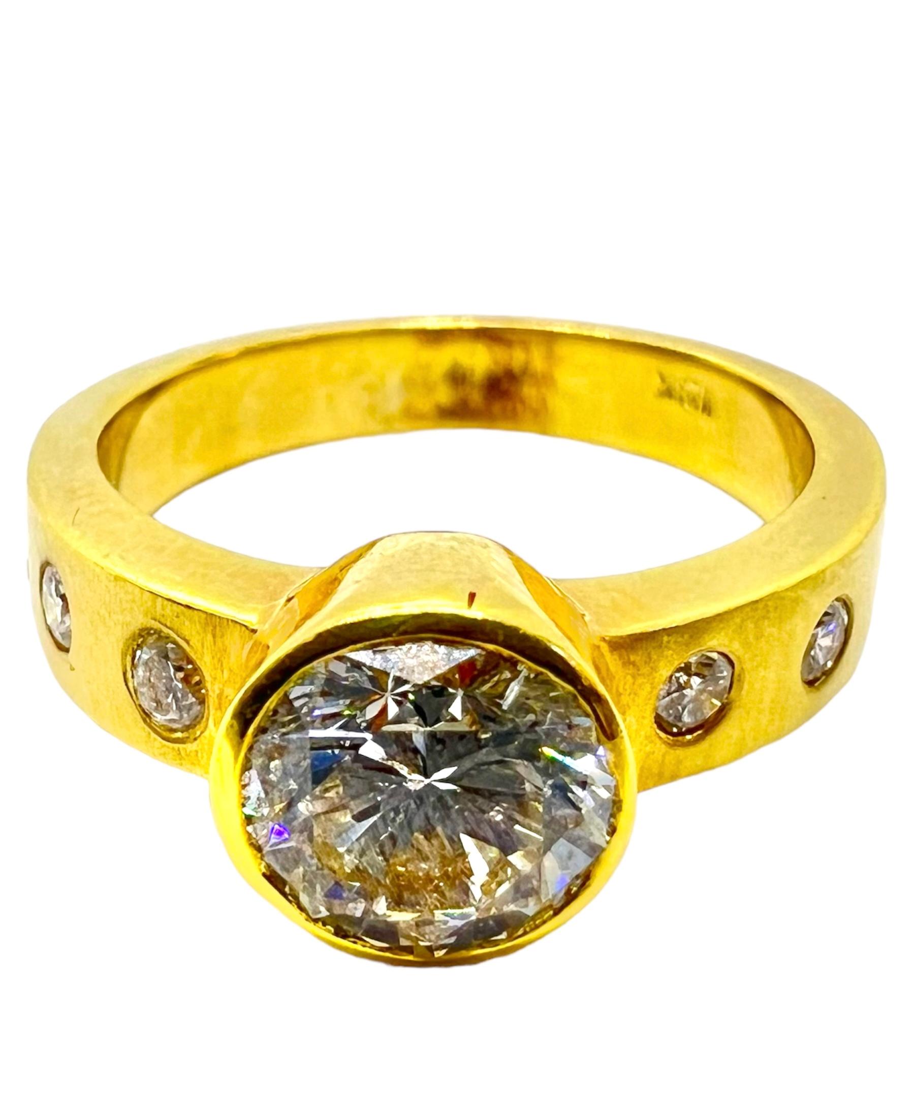 Ring aus 18 Karat Gelbgold mit rundem Diamant in der Mitte, der mit kleinen Diamanten verziert ist.

Sophia D von Joseph Dardashti LTD ist seit 35 Jahren weltweit bekannt und lässt sich vom klassischen Art-Déco-Design inspirieren, das mit modernen
