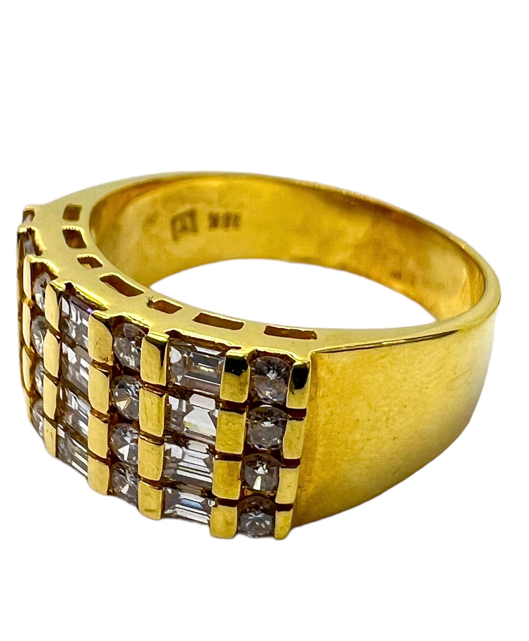 Ring aus 18 Karat Gelbgold mit Diamanten im Smaragdschliff und Diamanten im Rundschliff.

Sophia D von Joseph Dardashti LTD ist seit 35 Jahren weltweit bekannt und lässt sich vom klassischen Art-Déco-Design inspirieren, das mit modernen