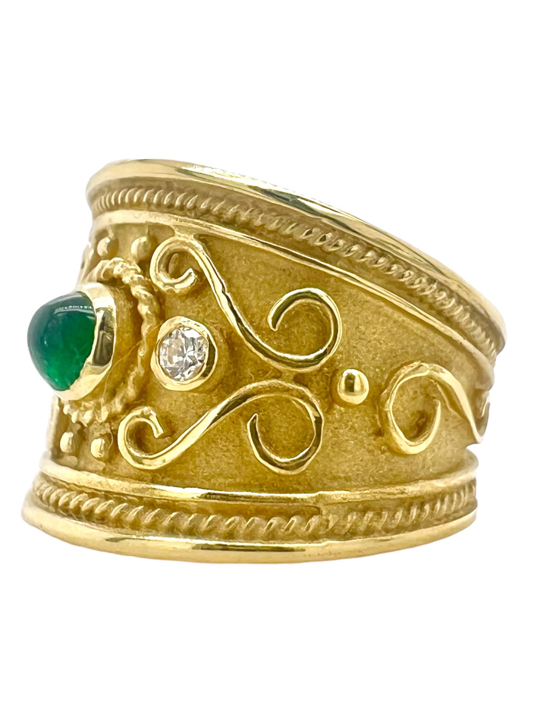 Cette bague en or jaune 18 carats présente en son centre une magnifique émeraude cabochon, rehaussée de diamants. Le bracelet est orné de motifs complexes d'inspiration Eleg, alliant l'élégance intemporelle à l'art ancien. Cette pièce associe de