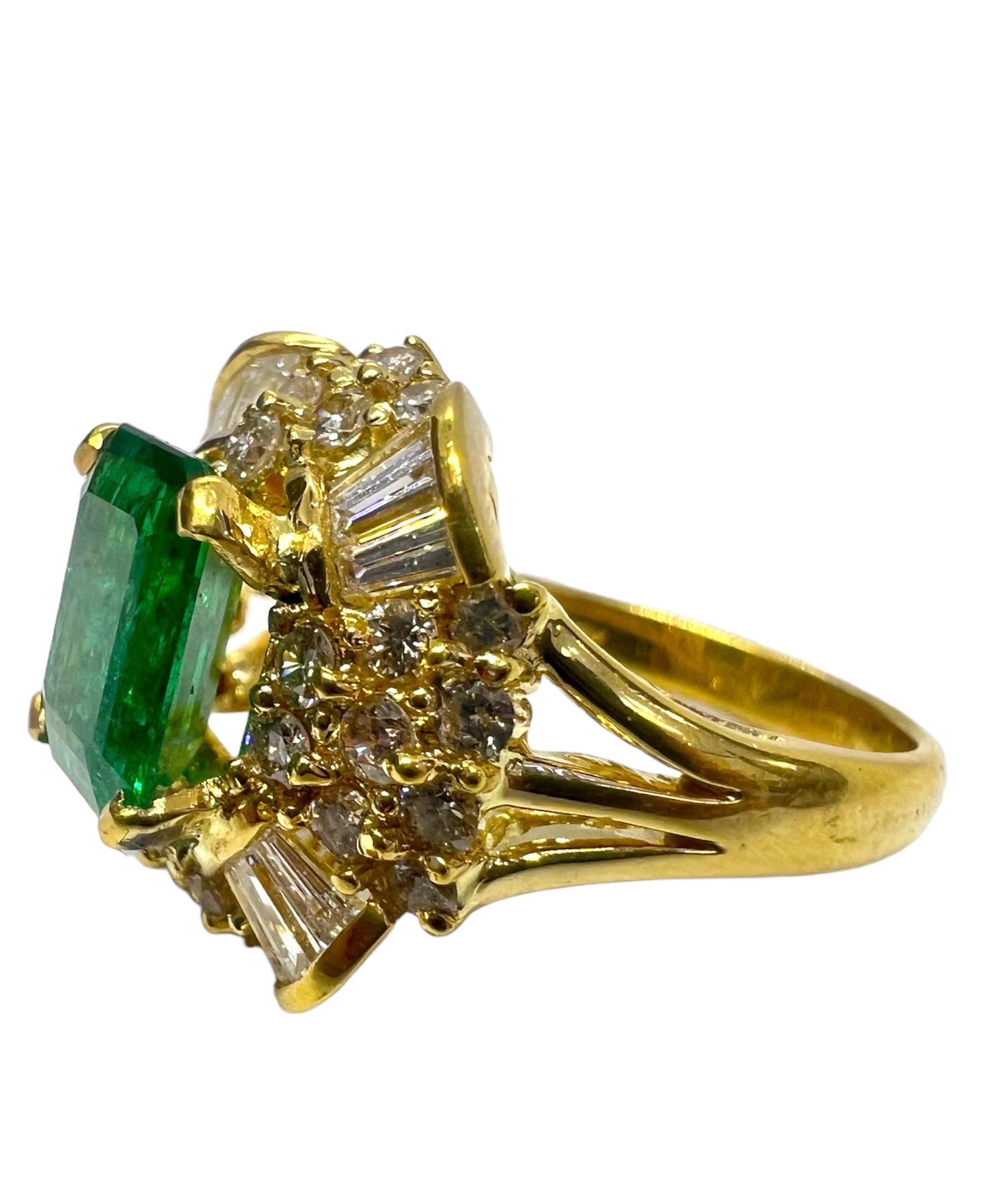 Ring aus 18 Karat Gelbgold mit Smaragdstein und Diamanten.

Sophia D von Joseph Dardashti LTD ist seit 35 Jahren weltweit bekannt und lässt sich vom klassischen Art-Déco-Design inspirieren, das mit modernen Fertigungstechniken verschmilzt.