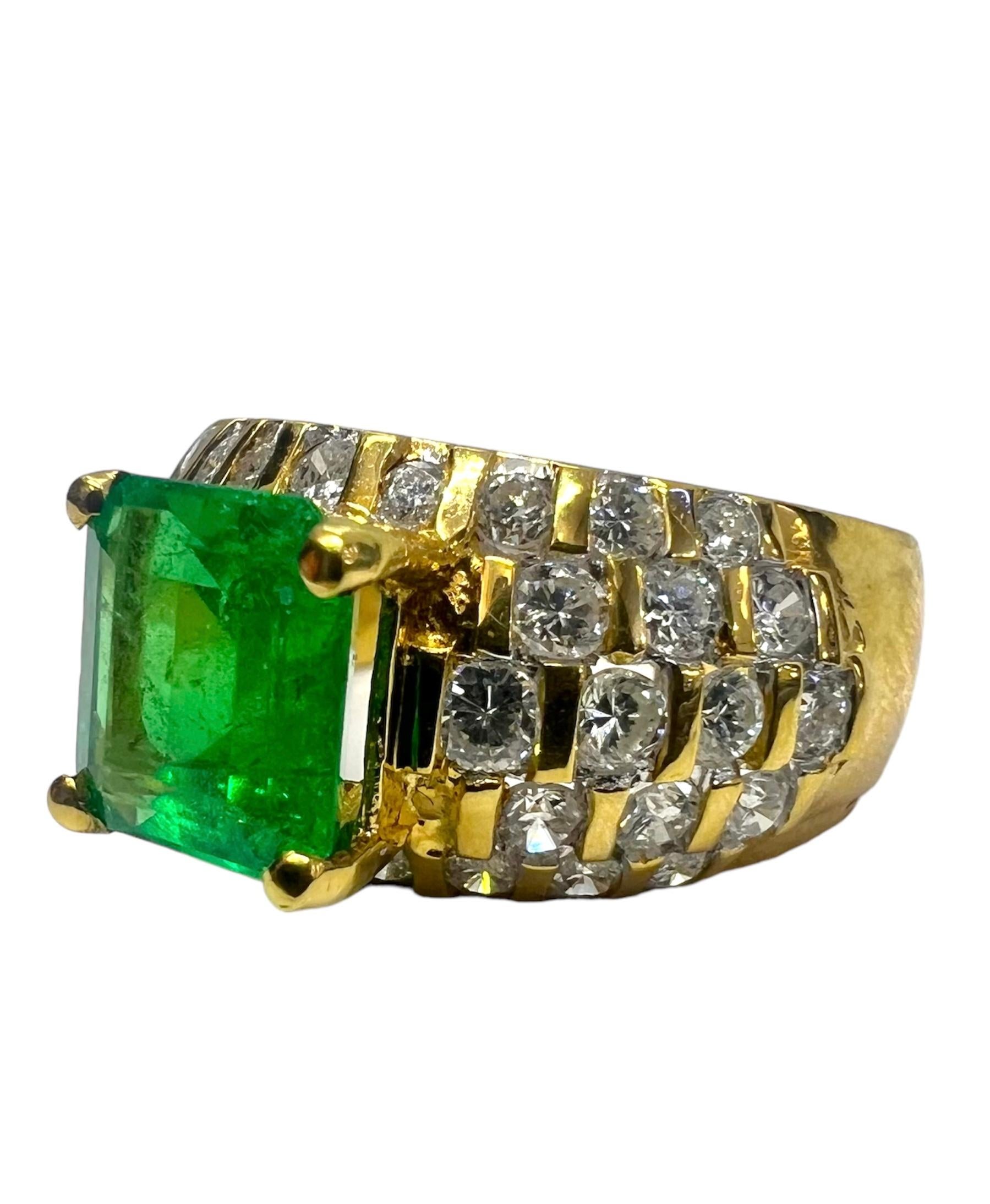 Ring aus 18 Karat Gelbgold mit Smaragd in der Mitte, der mit Diamanten verziert ist.

Sophia D von Joseph Dardashti LTD ist seit 35 Jahren weltweit bekannt und lässt sich vom klassischen Art-Déco-Design inspirieren, das mit modernen