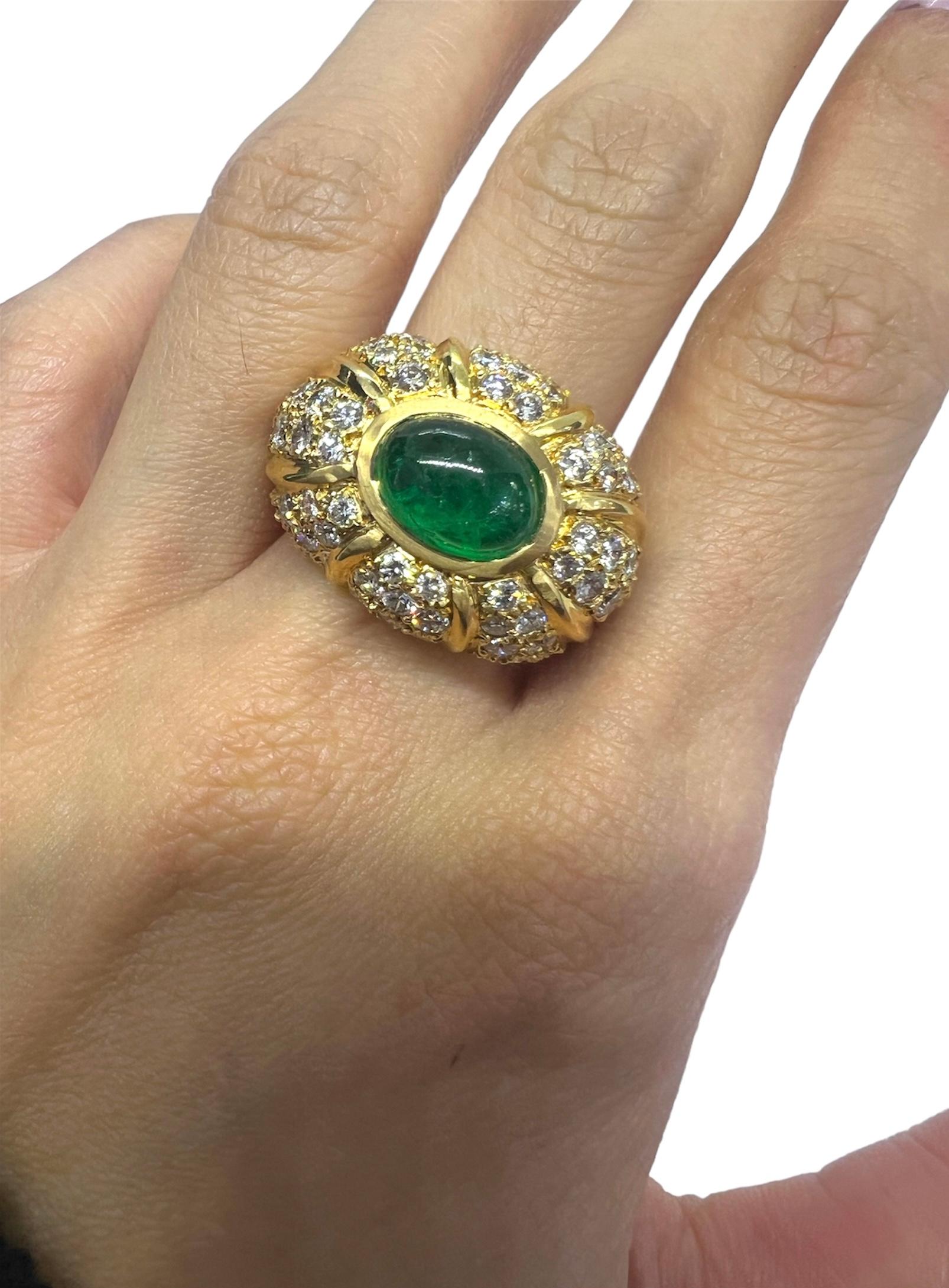 Ring aus 18 Karat Gelbgold mit Cabochon-Smaragdstein, der mit Diamanten verziert ist.

Sophia D von Joseph Dardashti LTD ist seit 35 Jahren weltweit bekannt und lässt sich vom klassischen Art-Déco-Design inspirieren, das mit modernen