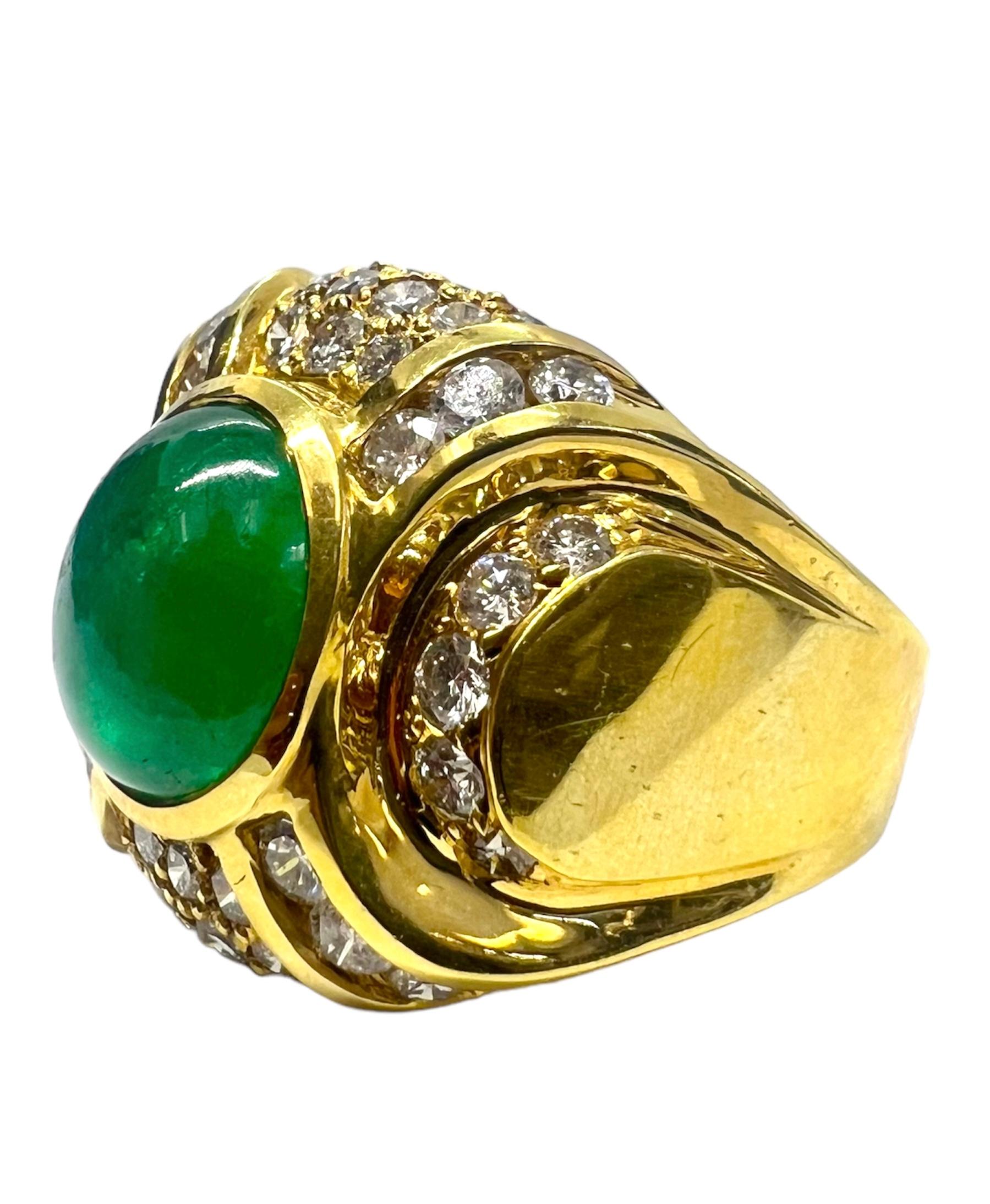 Ring aus 18 Karat Gelbgold mit einem Cabochon-Smaragd in der Mitte, der mit Diamanten verziert ist.

Sophia D von Joseph Dardashti LTD ist seit 35 Jahren weltweit bekannt und lässt sich vom klassischen Art-Déco-Design inspirieren, das mit modernen