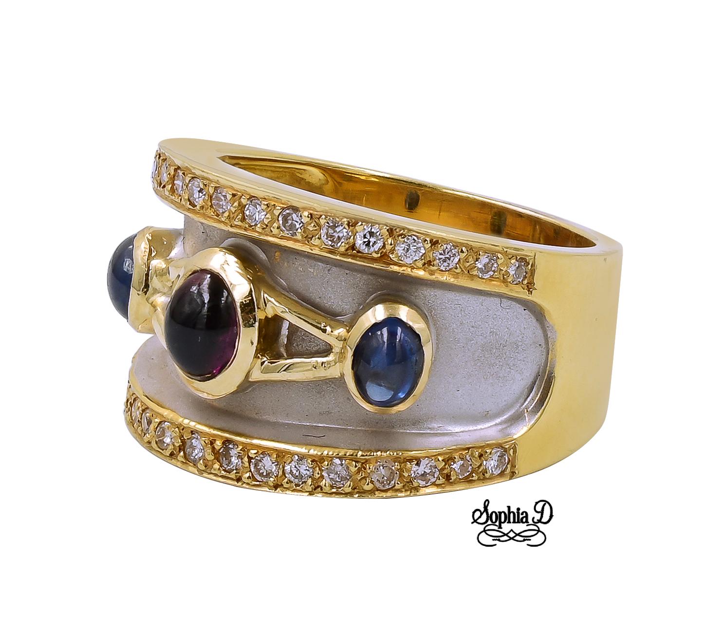 Ring aus 18 Karat Gelbgold mit Saphir, Rubin und Diamant.

Sophia D von Joseph Dardashti LTD ist seit 35 Jahren weltweit bekannt und lässt sich vom klassischen Art-Déco-Design inspirieren, das mit modernen Fertigungstechniken verschmilzt.  