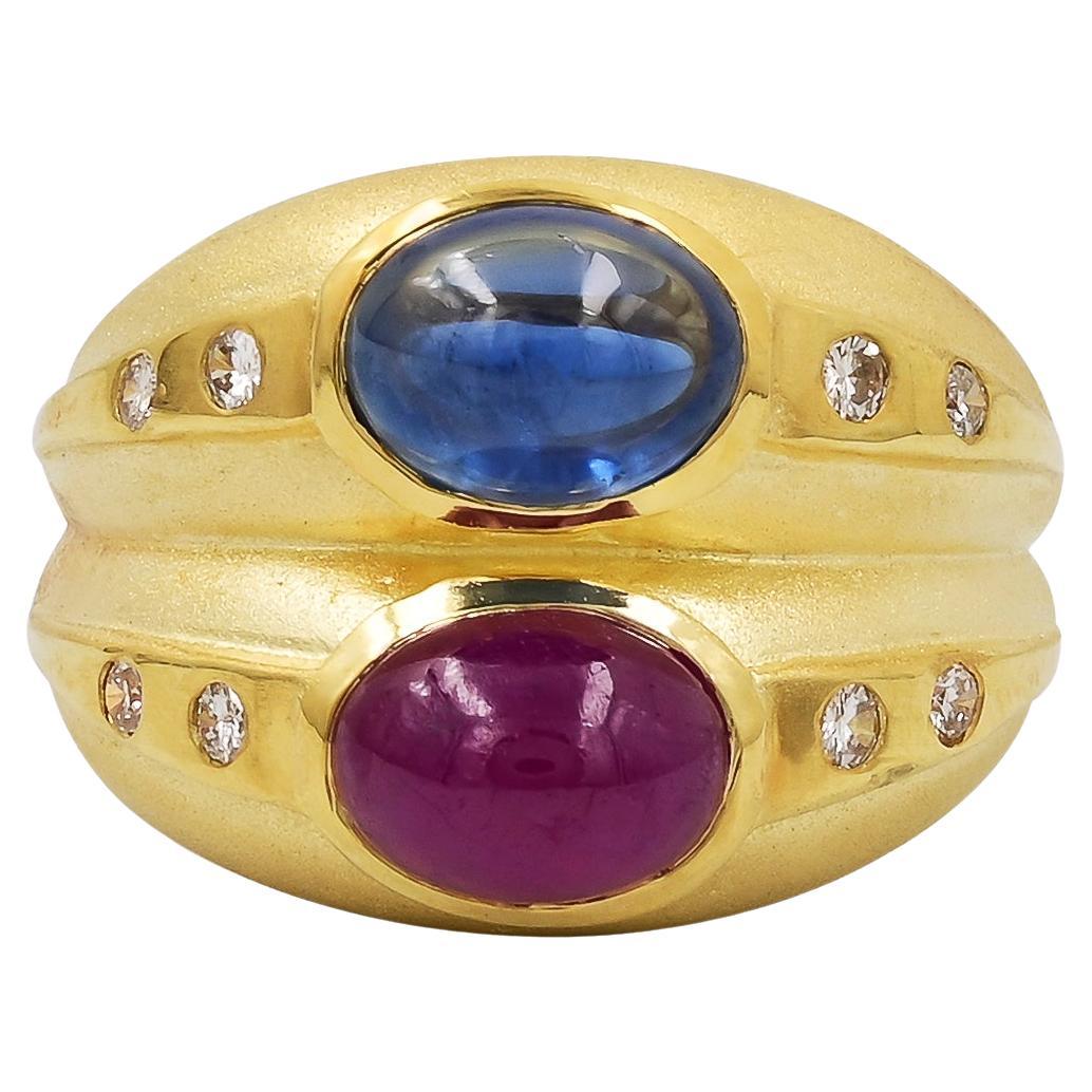 Sophia D. Ring aus 18 Karat Gelbgold mit blauem Saphir und Rubin  im Angebot