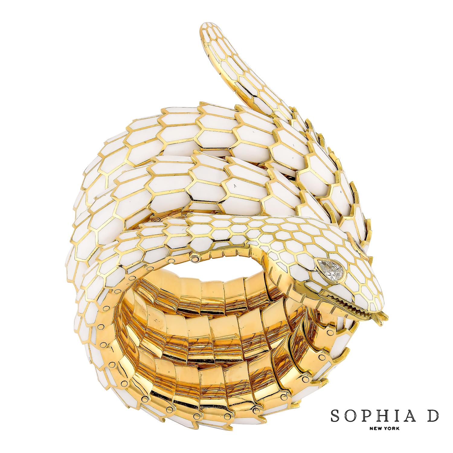 Questo splendido braccialetto a forma di serpente presenta un corpo in smalto bianco e diamanti incastonati come occhi, il tutto realizzato in oro giallo 18 carati. Il design audace e serpeggiante aggiunge un tocco di eleganza e intrigo a qualsiasi
