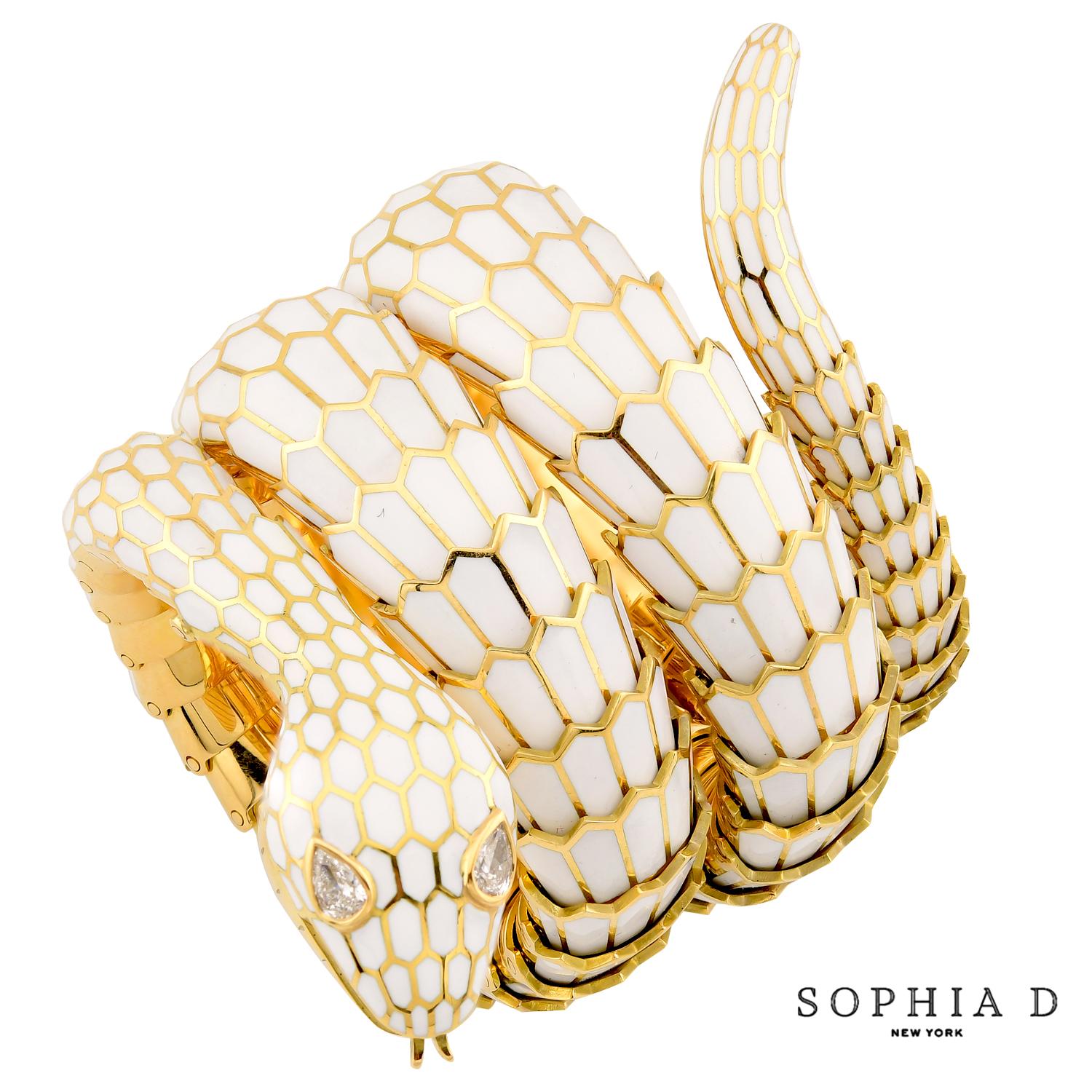 Taglio a goccia Sophia D. Bangle a forma di serpente in oro giallo 18 carati e smalto bianco con occhi di diamante in vendita