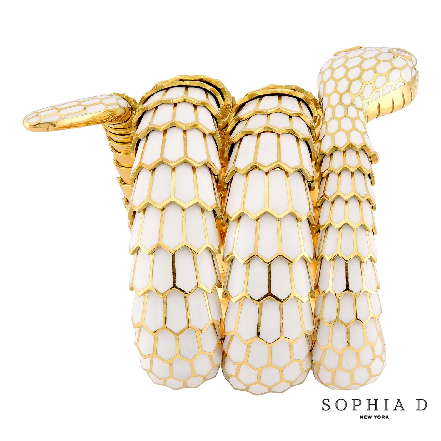 Sophia D. Bangle a forma di serpente in oro giallo 18 carati e smalto bianco con occhi di diamante In condizioni Nuovo in vendita a New York, NY