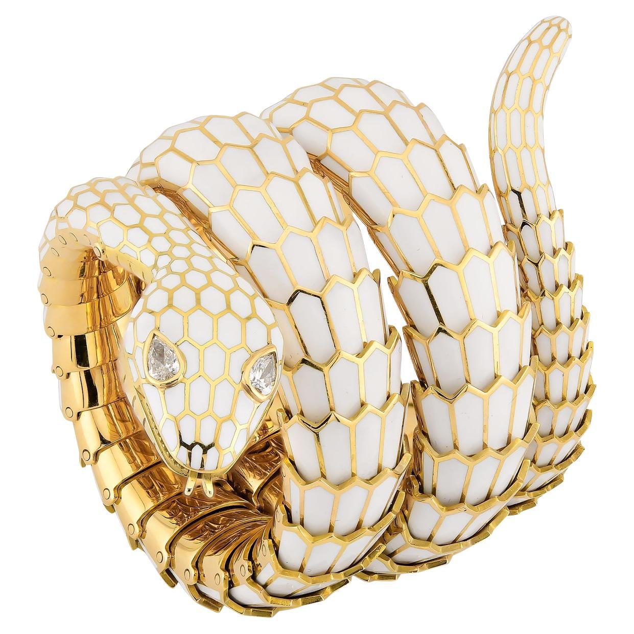 Sophia D. Bangle a forma di serpente in oro giallo 18 carati e smalto bianco con occhi di diamante in vendita