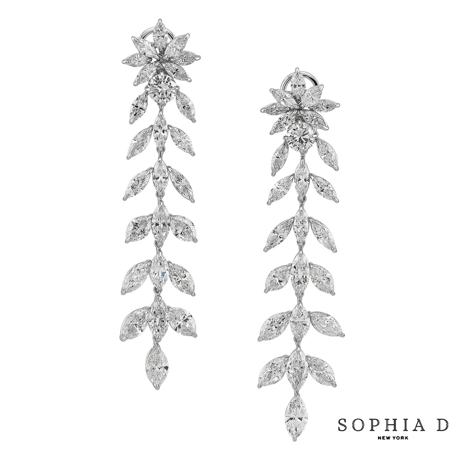 Eleganti e senza tempo, questi orecchini a goccia sono realizzati in platino e presentano un totale di 19,16 carati di diamanti rotondi e marquise. I tagli a marquise danno un tocco raffinato, mentre i diamanti rotondi aggiungono un brillante