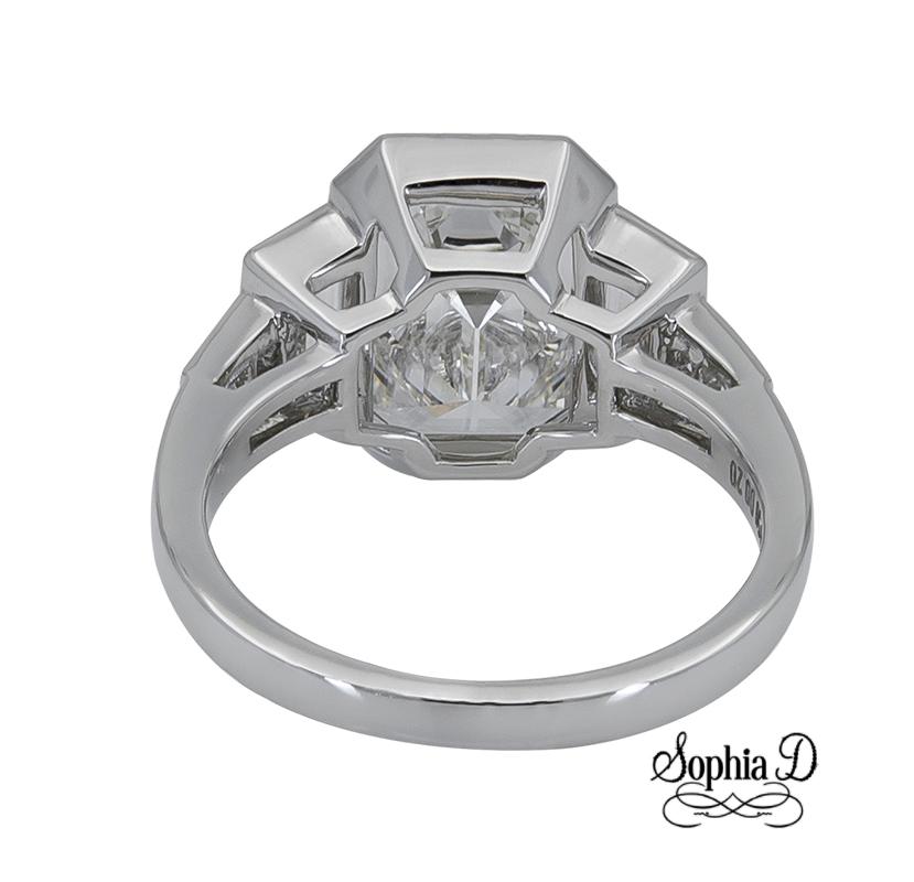Taille émeraude Sophia D. Bague de fiançailles en platine avec un diamant de 2,07 carats en vente