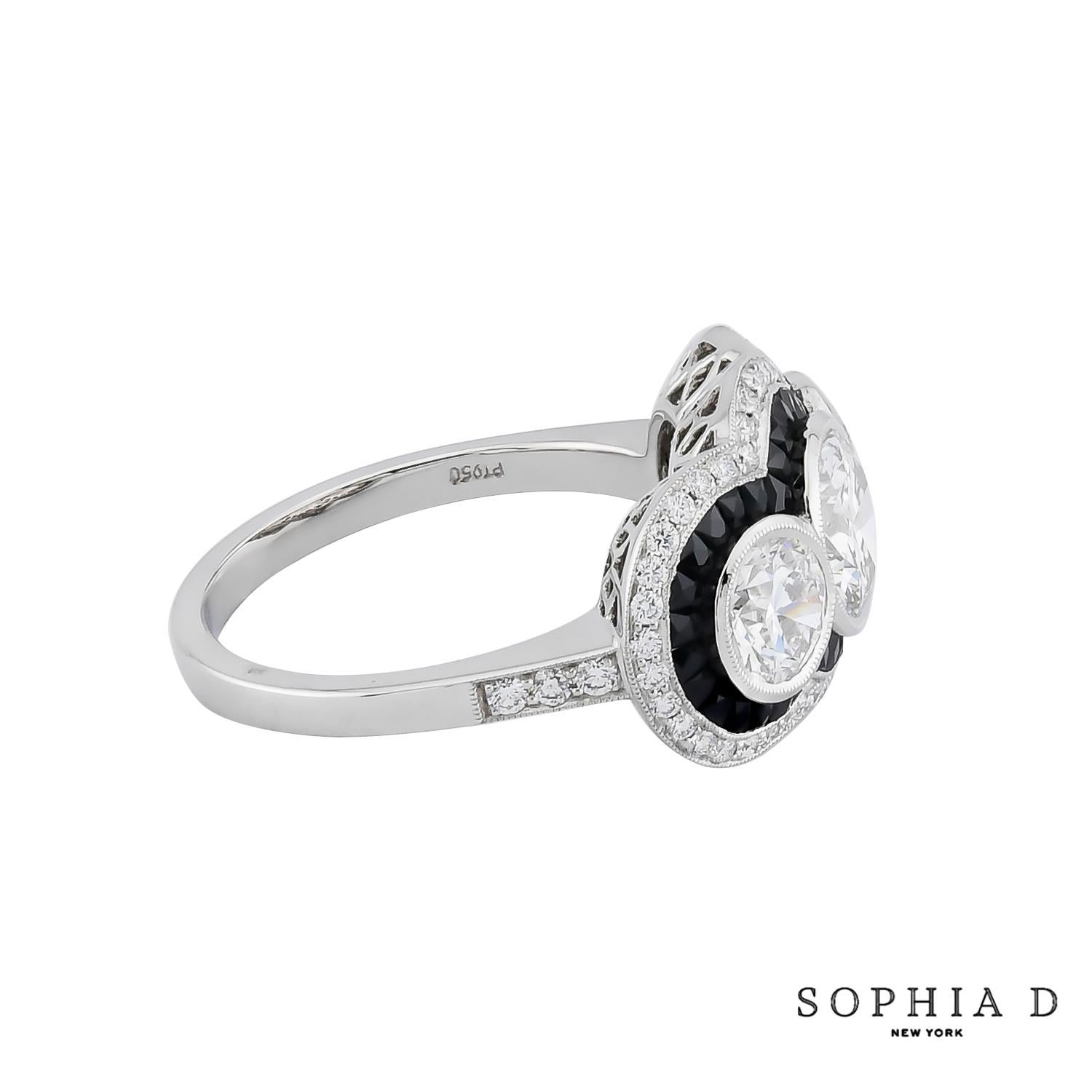 Bague Sophia D à trois pierres, composée de 3 diamants ronds d'un carat total de 2,11, rehaussés de 0,31 carat de diamants et de 0,67 carat d'onyx. Sertie en platine.

Sophia D est connue dans le monde entier depuis plus de 40 ans en raison de sa