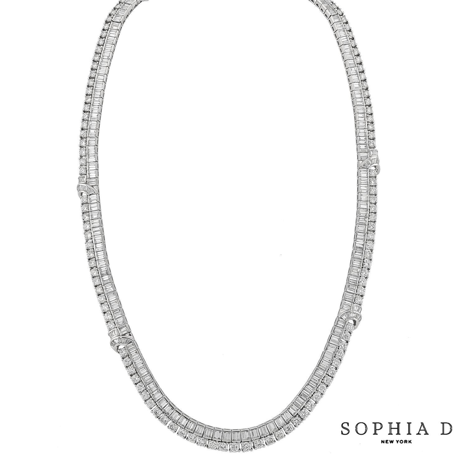 Questa splendida collana è realizzata in platino e presenta un'incredibile serie di diamanti per un totale di 21,61 carati. Include sia diamanti con taglio a smeraldo che diamanti con taglio rotondo, disposti con cura per creare un design