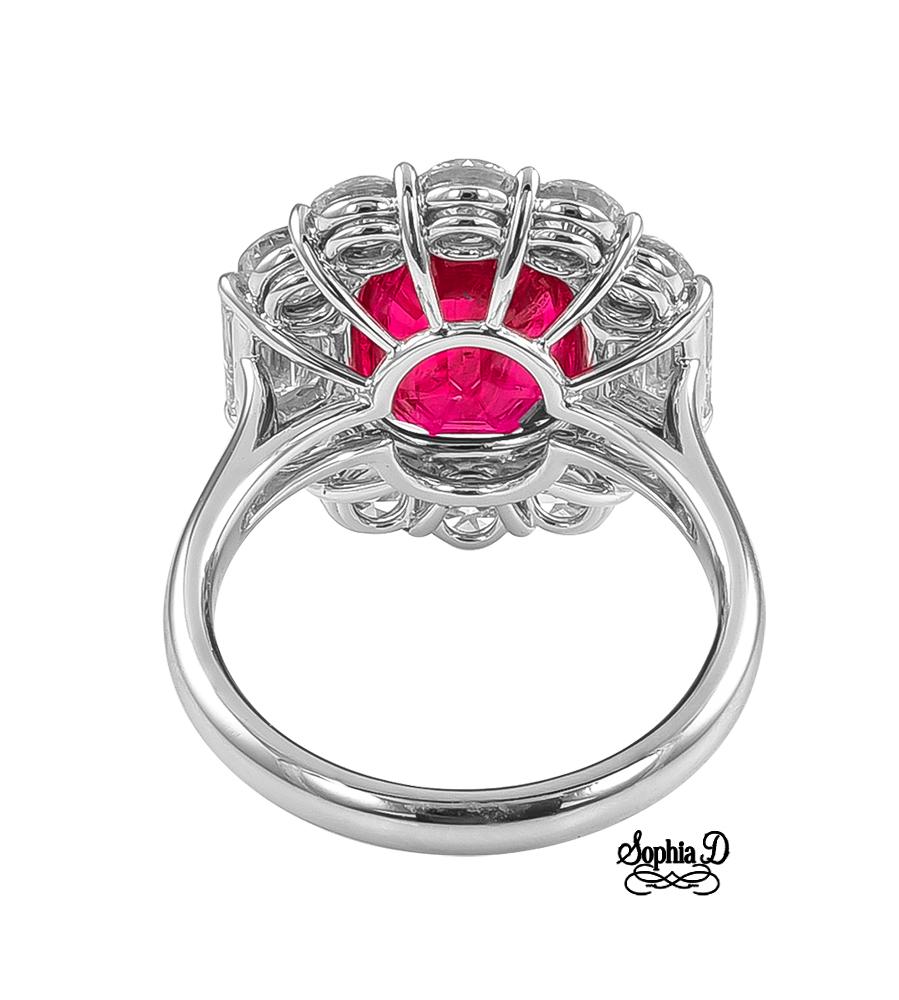 Sophia D Platinring mit einem Rubin von 2,22 Karat, der von 5,14 Karat runden Diamanten akzentuiert wird.

Die Ringgröße ist eine 6,5 und kann in der Größe geändert werden.

Sophia D ist seit über 40 Jahren weltweit bekannt für seine reiche