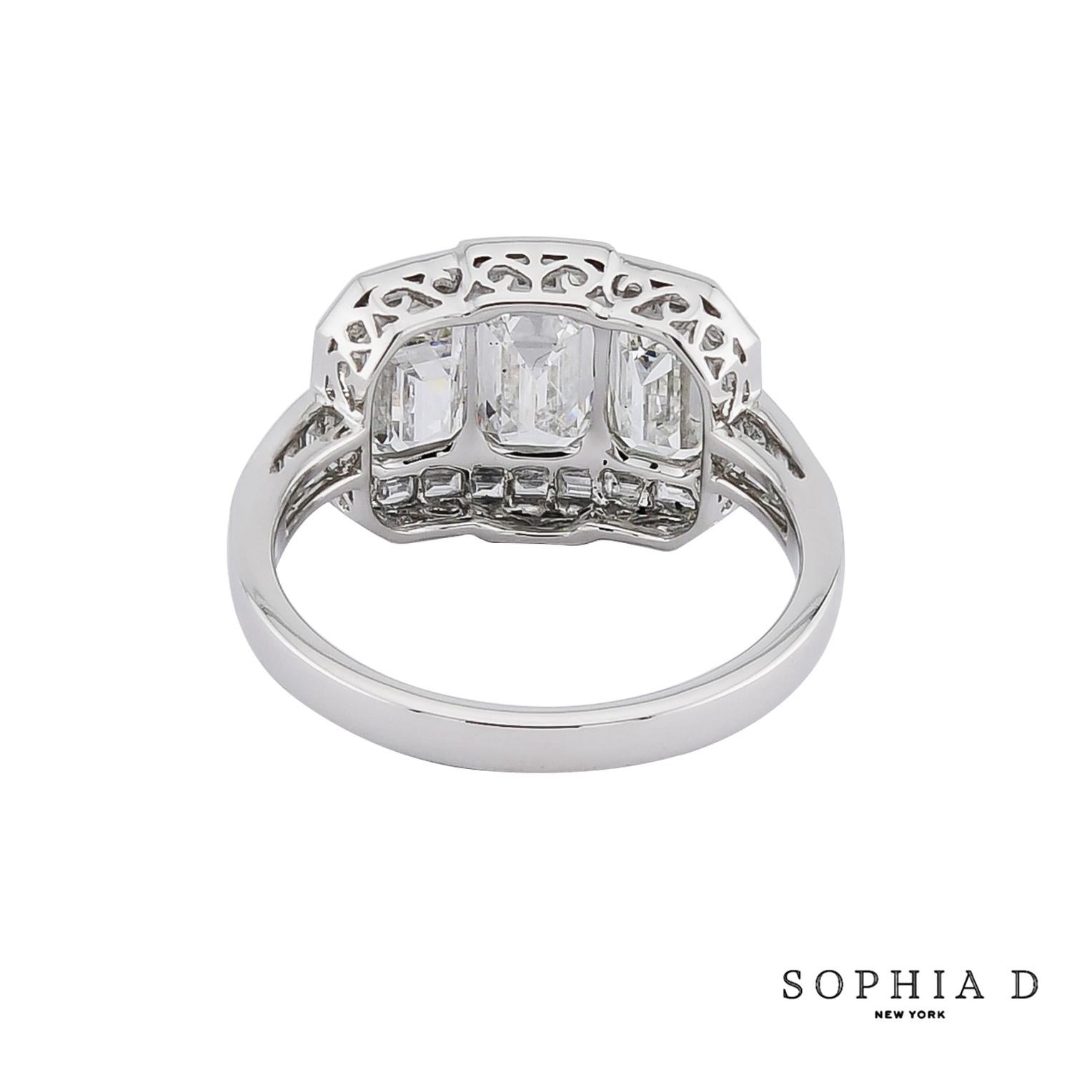 Bague Sophia D à trois pierres, avec une pierre centrale de taille émeraude d'un carat total de 2,34, entourée de 0,63 carat de diamants. Une pièce parfaite à ajouter à votre look de tous les jours ou à toute occasion spéciale.

Sophia D est connue