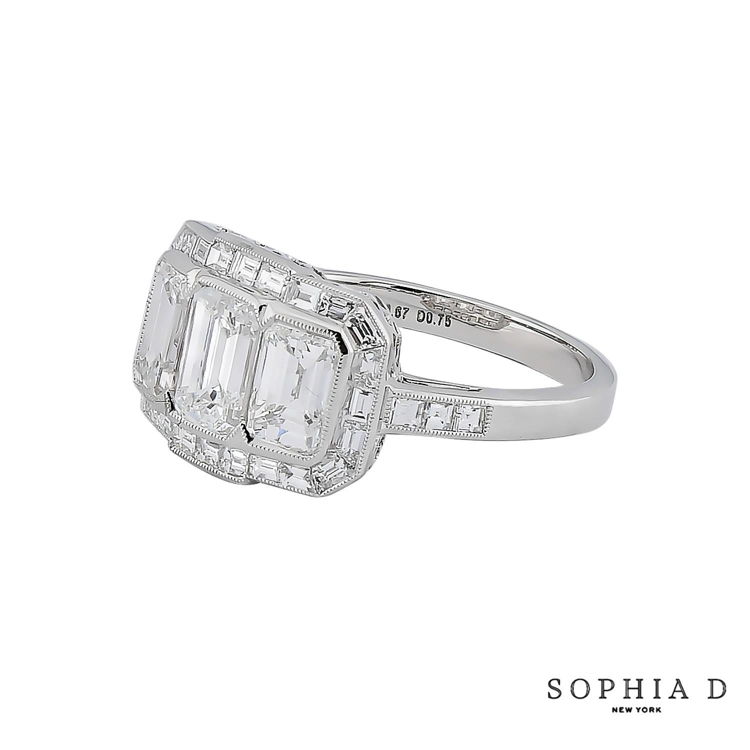 Taille émeraude Bague Sophia D à trois pierres de 2,34 carats en vente
