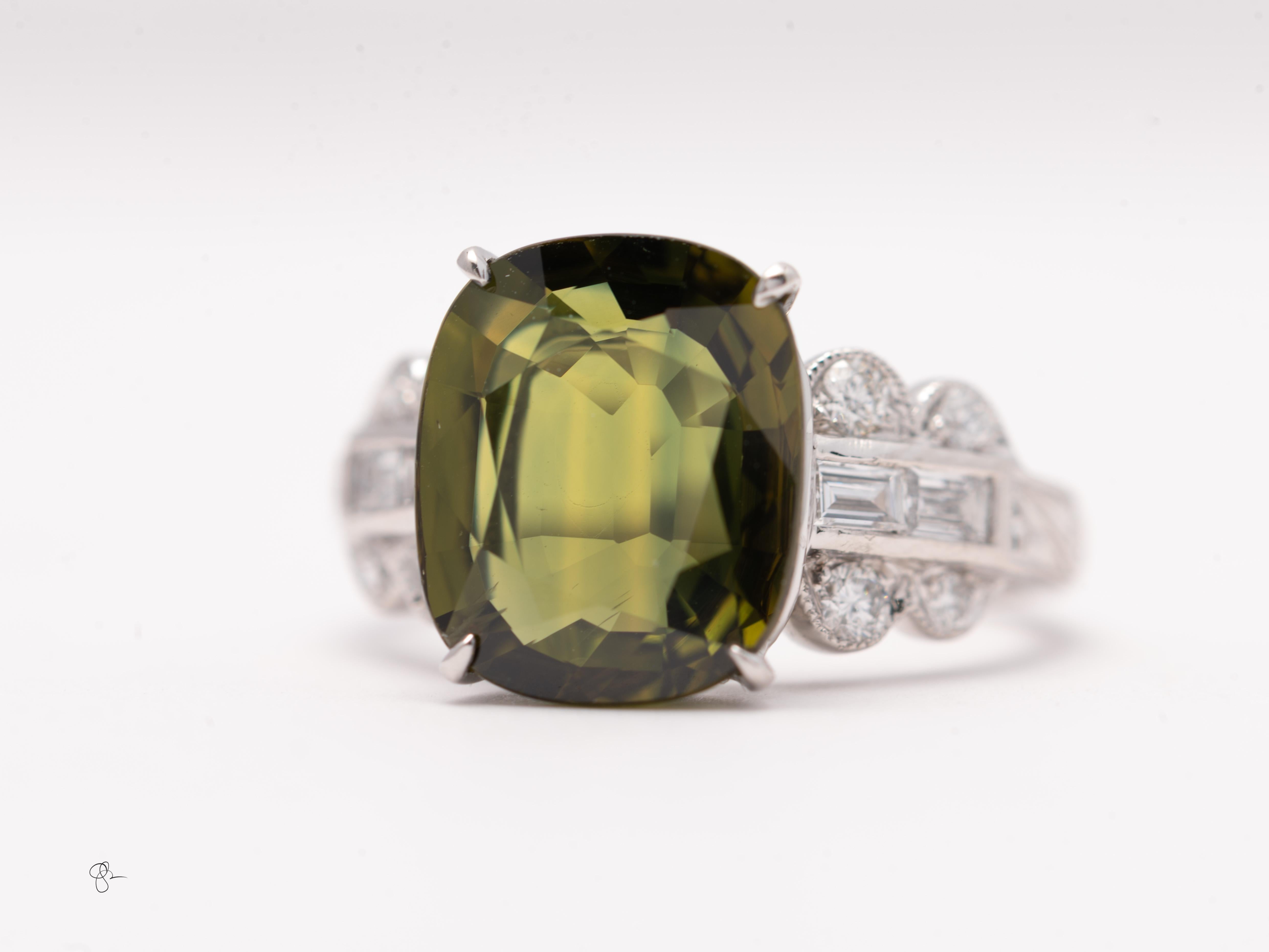 Façonné dans 7,5 grammes de platine
Taille 6
Saphir vert au centre 12x10mm estimé à 7 carats. 

Cette bague en platine de Sophia D est ornée d'un saphir vert à la teinte riche en son centre, fixé par une monture à quatre griffes et rehaussé d'une