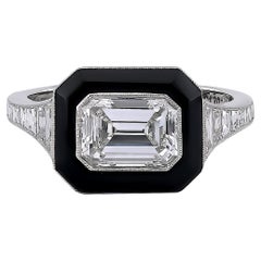 Sophia D Anillo Art Decó Este-Oeste con diamantes talla esmeralda y ónice