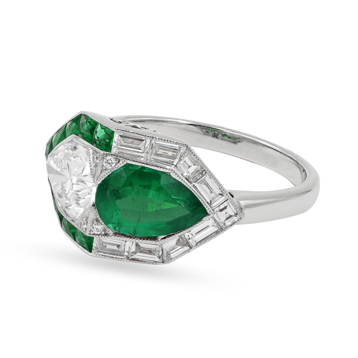 Ein Sophia D. Art Deco inspirierter Ring mit einem birnenförmigen Smaragd von 0,90 Karat und einem birnenförmigen Diamanten von 0,97 Karat, akzentuiert mit 0,23 Karat Smaragden und 0,46 Karat Diamanten. Platingerahmt.

Sophia D ist seit über 40