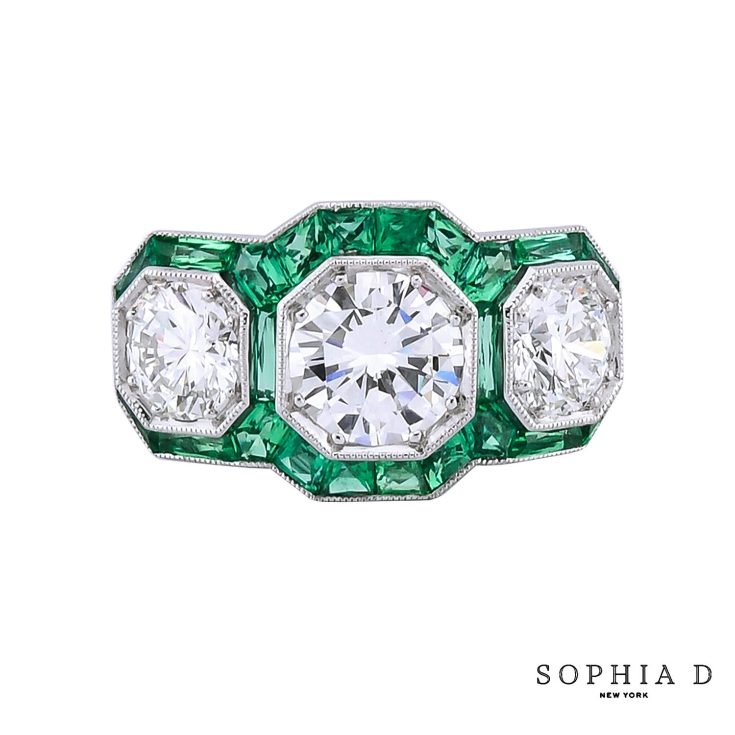 Anello a tre pietre di ispirazione Art Deco di Sophia D. In condizioni Nuovo in vendita a New York, NY
