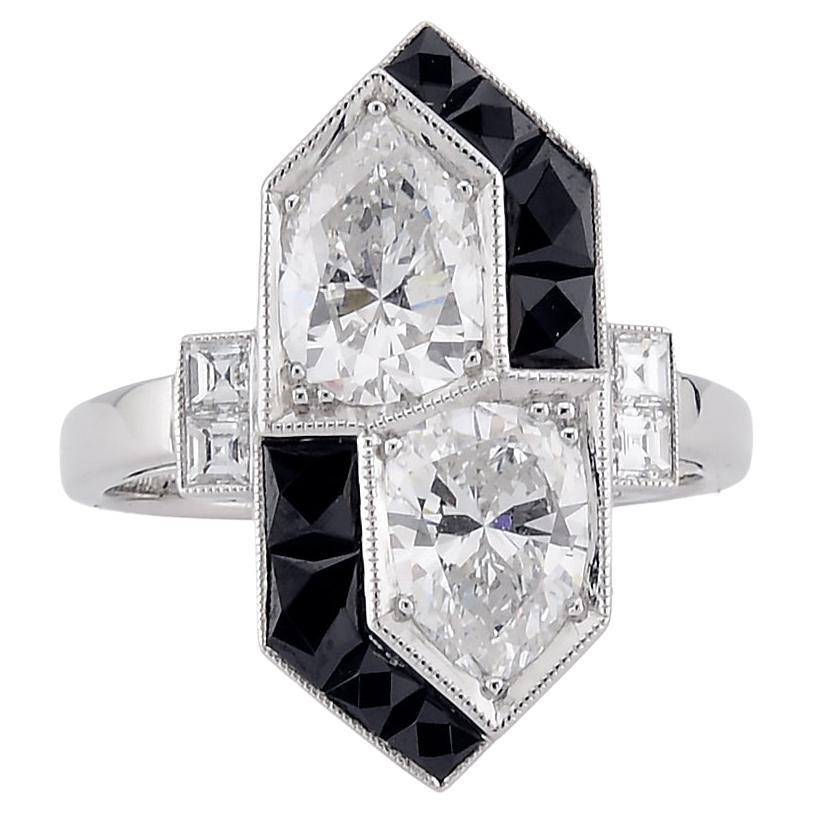 D.D. Art Deco Anello con diamanti a forma di pera e onice in platino in vendita